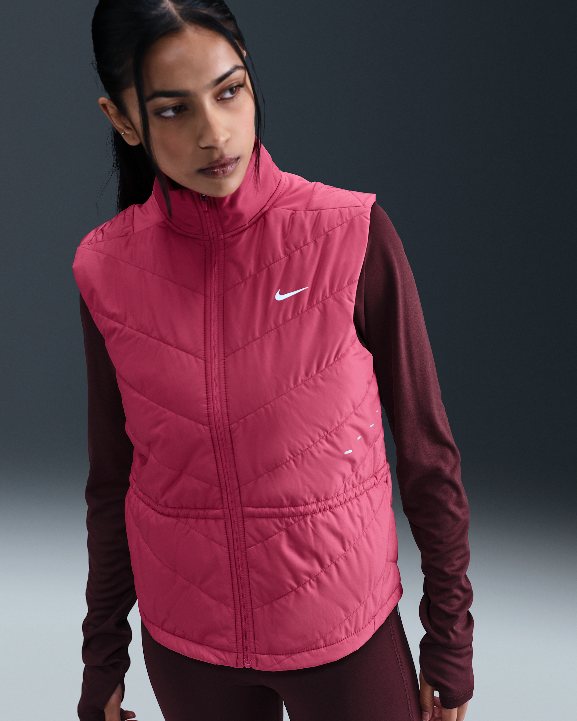Nike Swift Therma-FIT hardloopbodywarmer voor dames - Sweet Beet