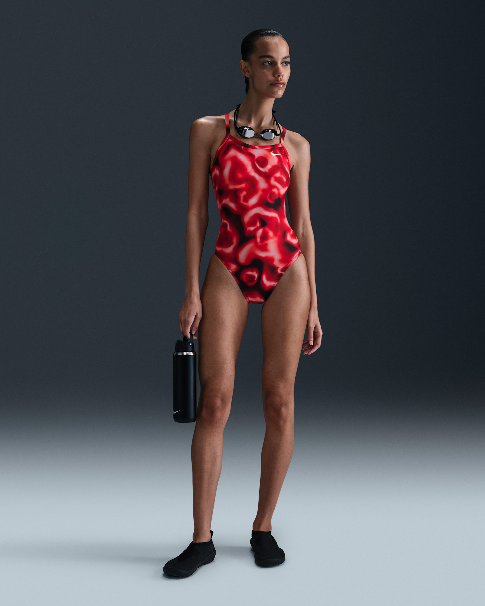Traje de baño de una pieza con espalda deportiva para mujer Nike HydraStrong - Rojo universitario/Rojo team/Negro/Blanco