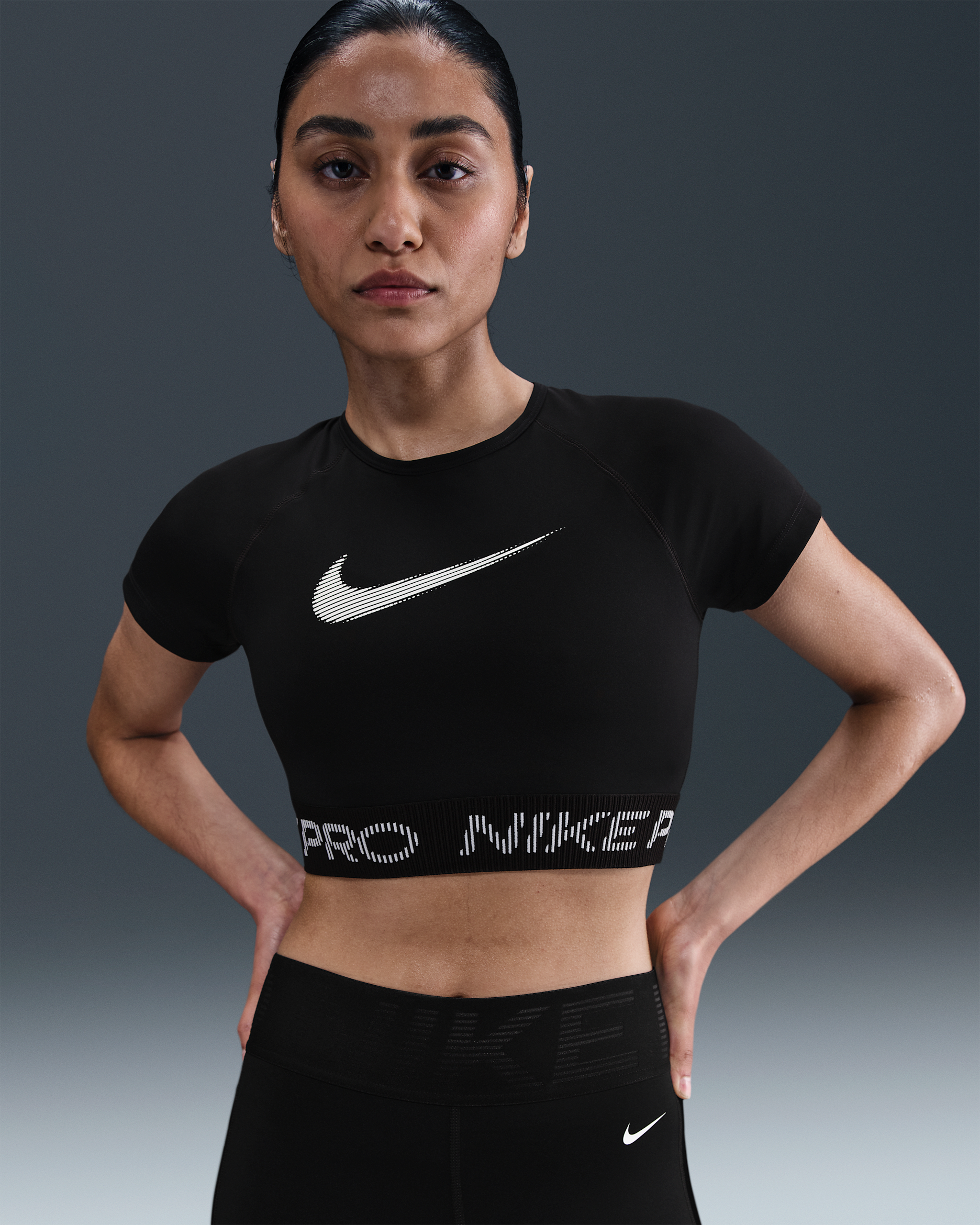 Playera de manga corta Dri-FIT con gráfico cropped para mujer Nike Pro - Negro/Blanco/Blanco