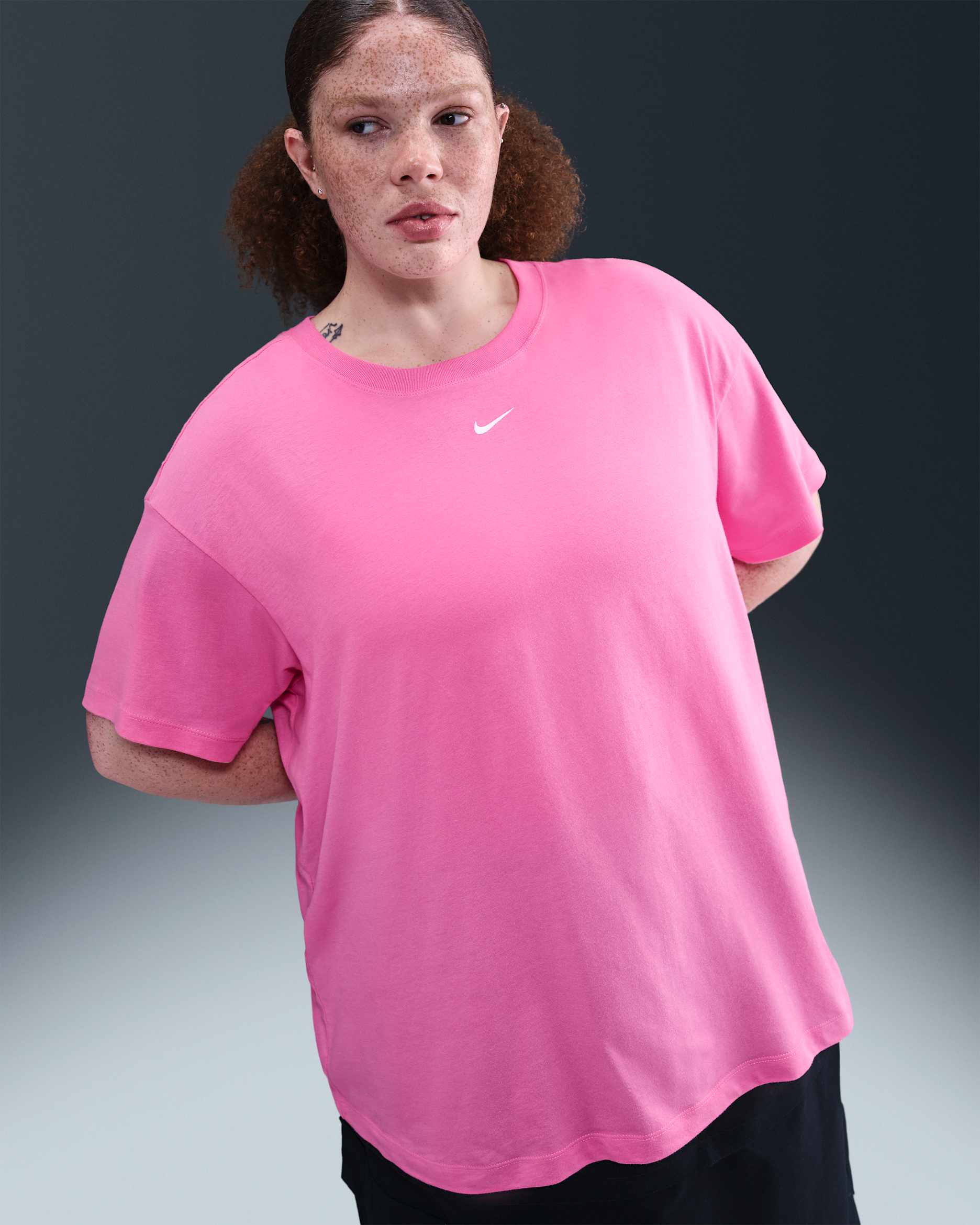 Playera para mujer (talla grande) Nike Sportswear Essential - Rosa alegre