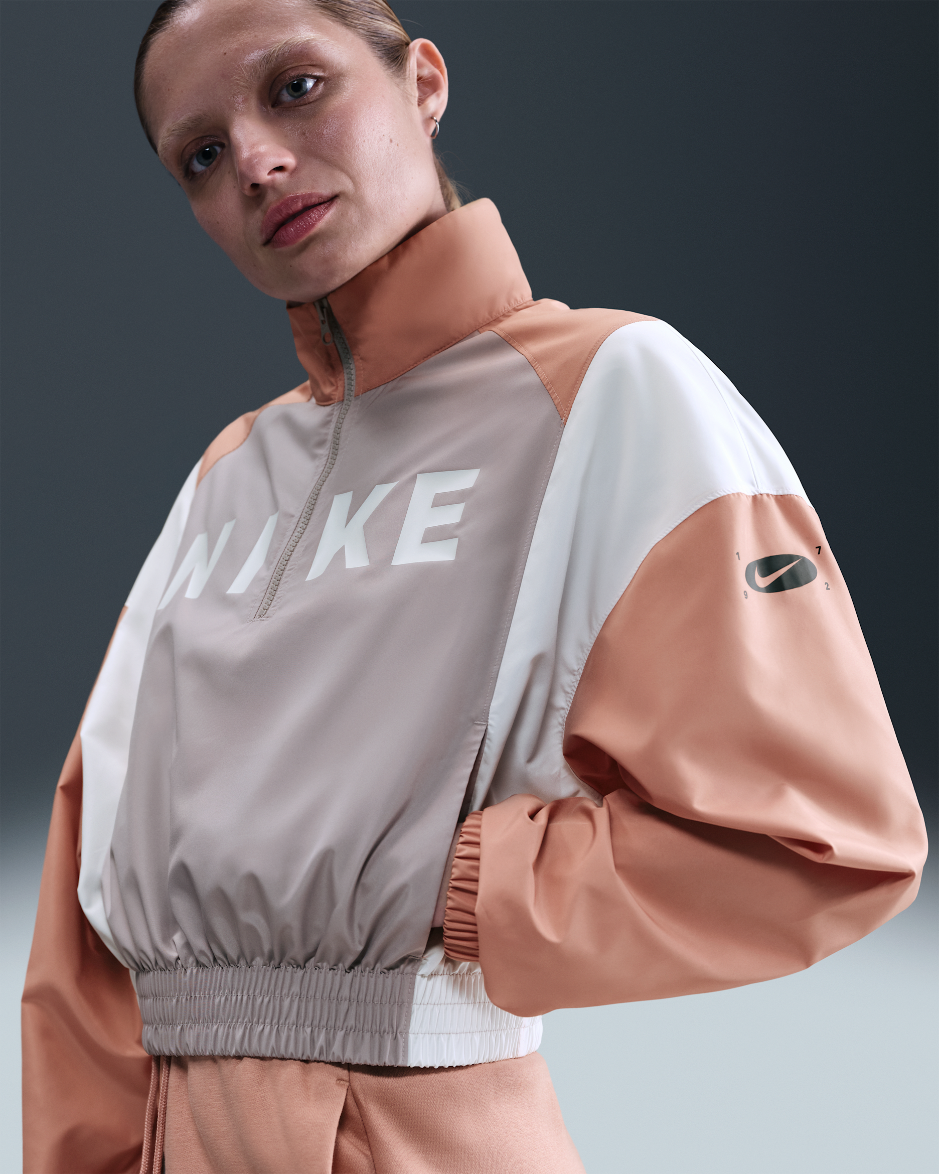 Casaco entrançado leve com fecho a 1/4 Nike Sportswear para mulher - Cinzento College/Rosa-dourado/Sail
