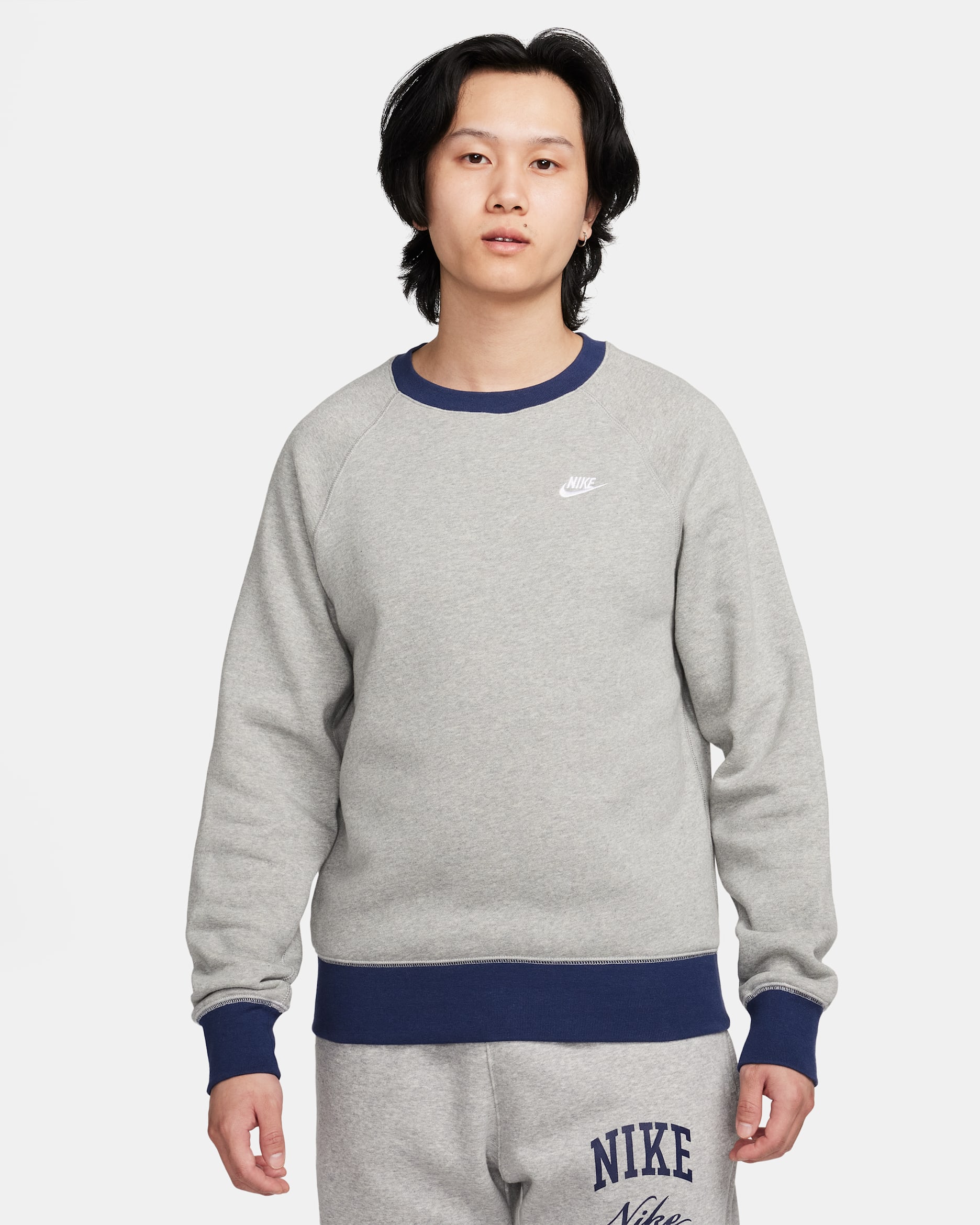 ナイキ クラブ フリース メンズ ロングスリーブ ラグラン クルー - ダークグレーヘザー/ミッドナイトネイビー/ホワイト