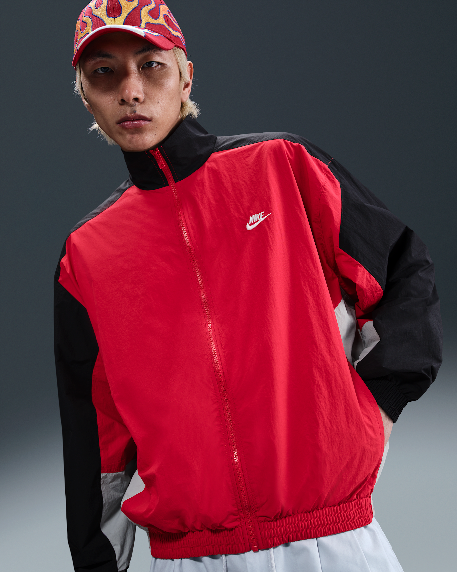 나이키 클럽 남성 오버사이즈 우븐 트랙 재킷 - 유니버시티 레드/블랙/라이트 스모크 그레이/화이트