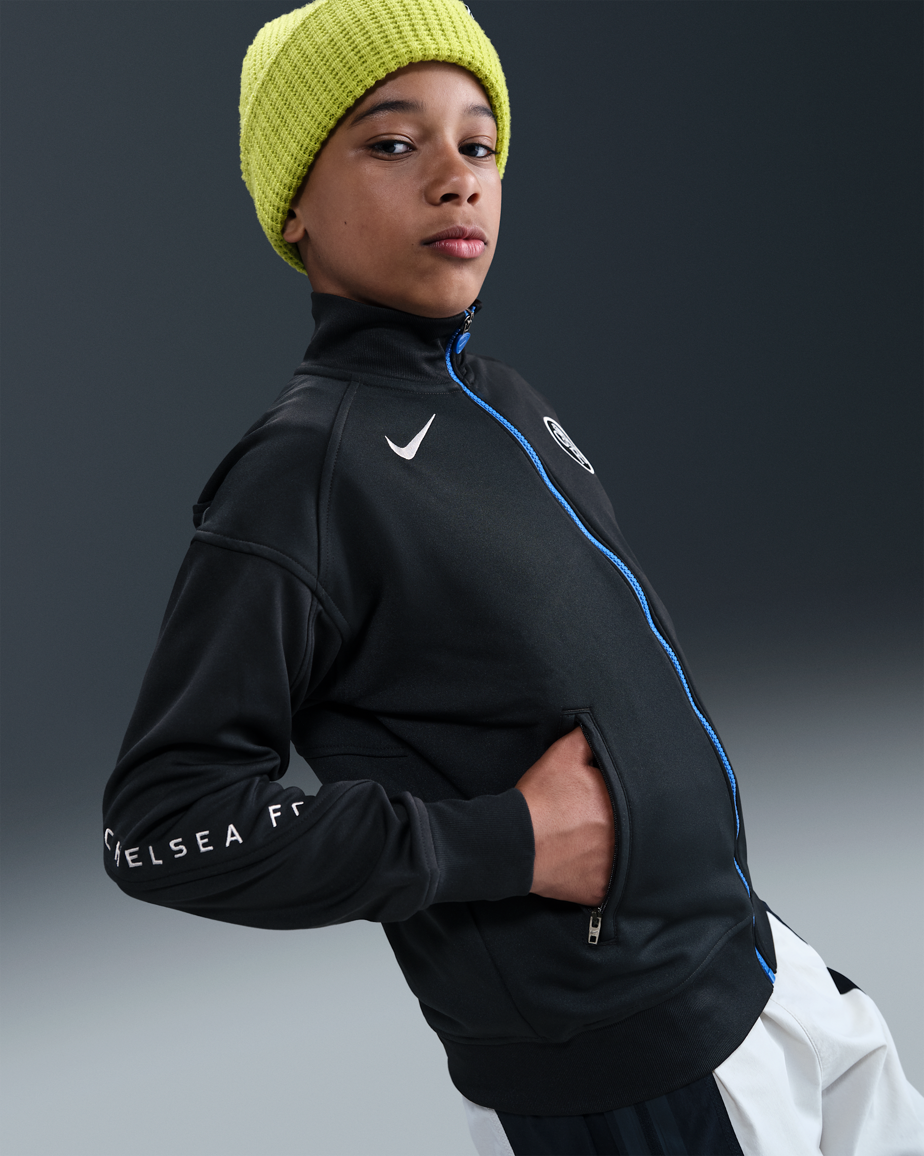 Chelsea F.C. Academy Pro Third Older Kids' Nike Dri-FIT Total 90 Football Anthem Jacket - Black/Game Royal/Field Silver