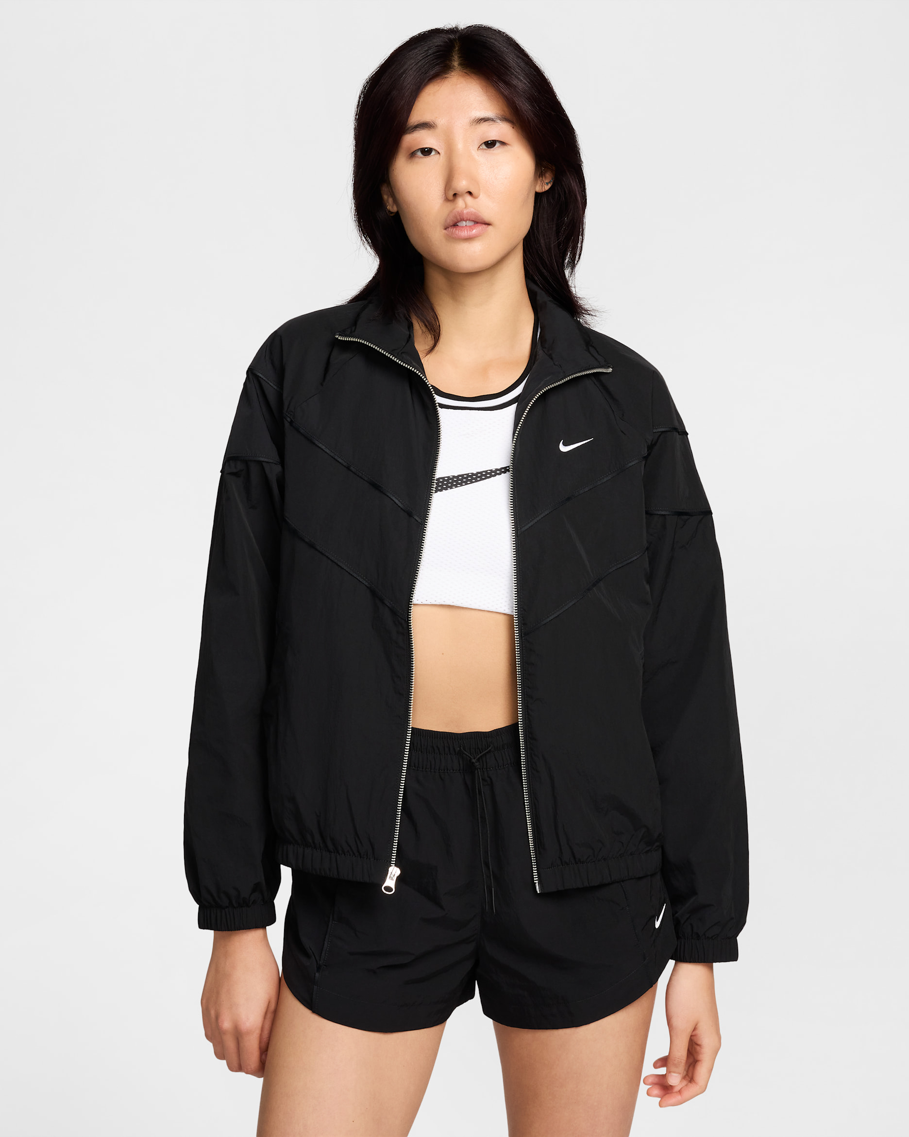เสื้อแจ็คเก็ต UV แบบทอซิปยาวทรงหลวมผู้หญิง Nike Windrunner - ดำ/ขาว