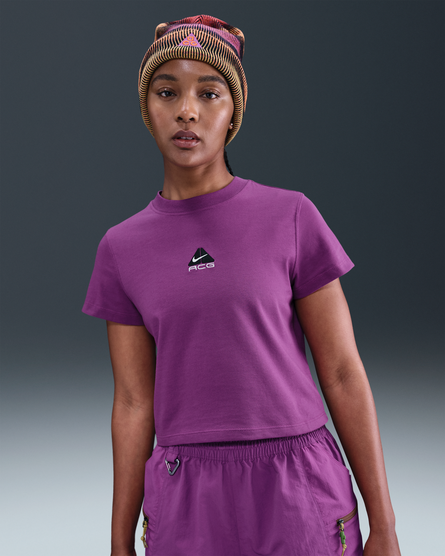 Playera de manga corta Dri-FIT para mujer Nike ACG - Baya resaltado/Negro/Negro