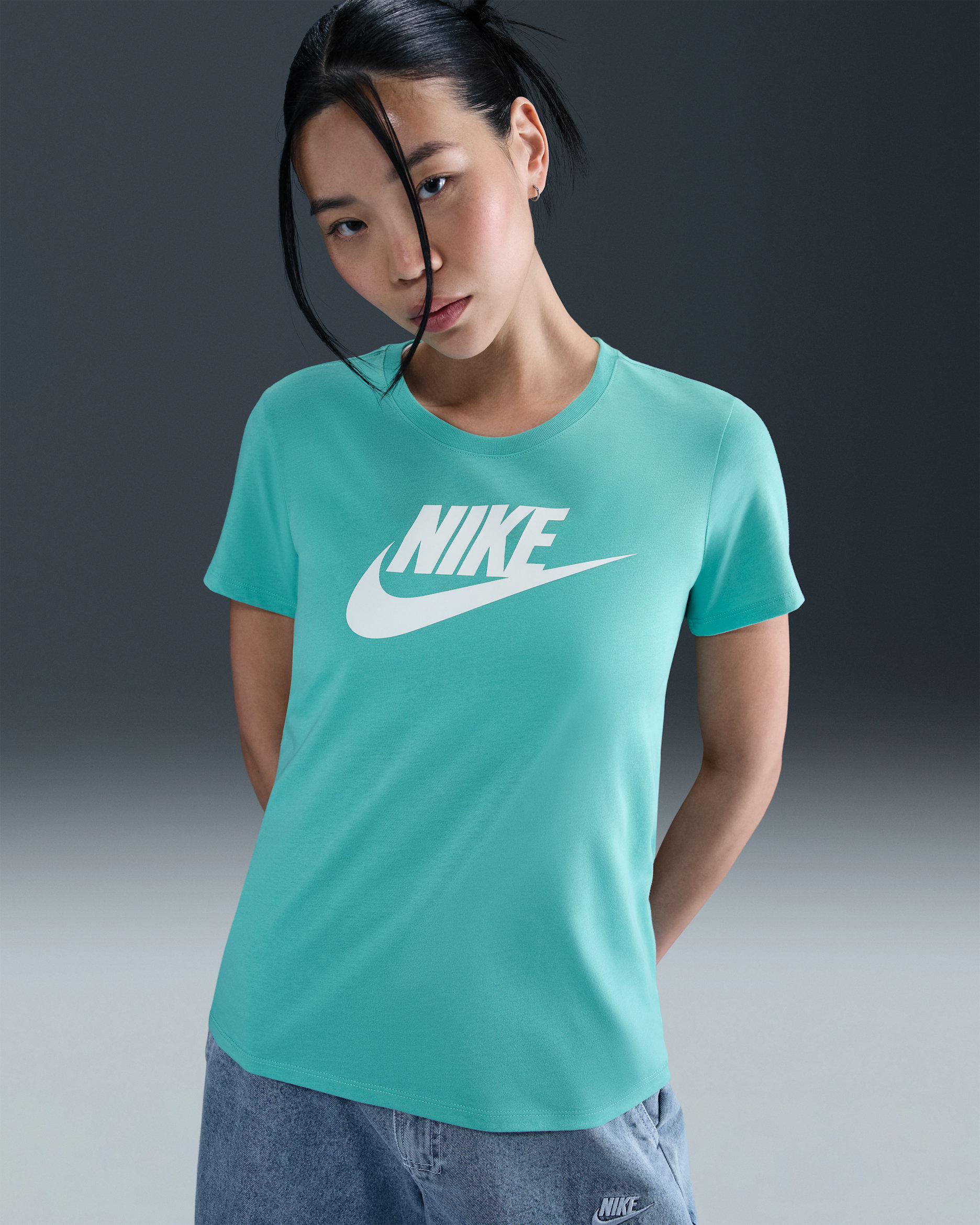 เสื้อยืดผู้หญิงมีโลโก้ Nike Sportswear Essentials - Green Frost