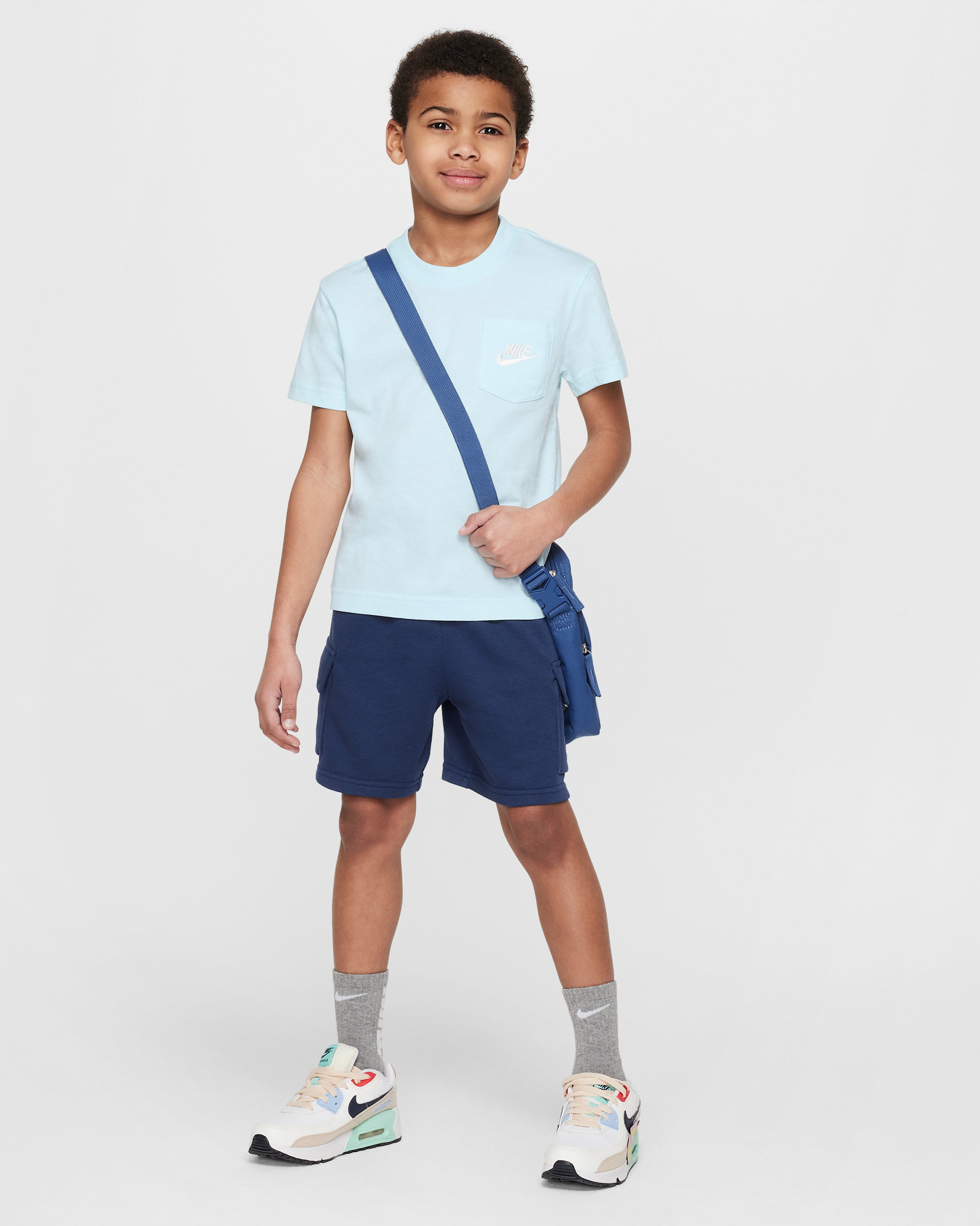 Conjunto de playera y shorts de French Terry con bolsillos para niños talla pequeña Nike Sportswear - Azul marino medianoche
