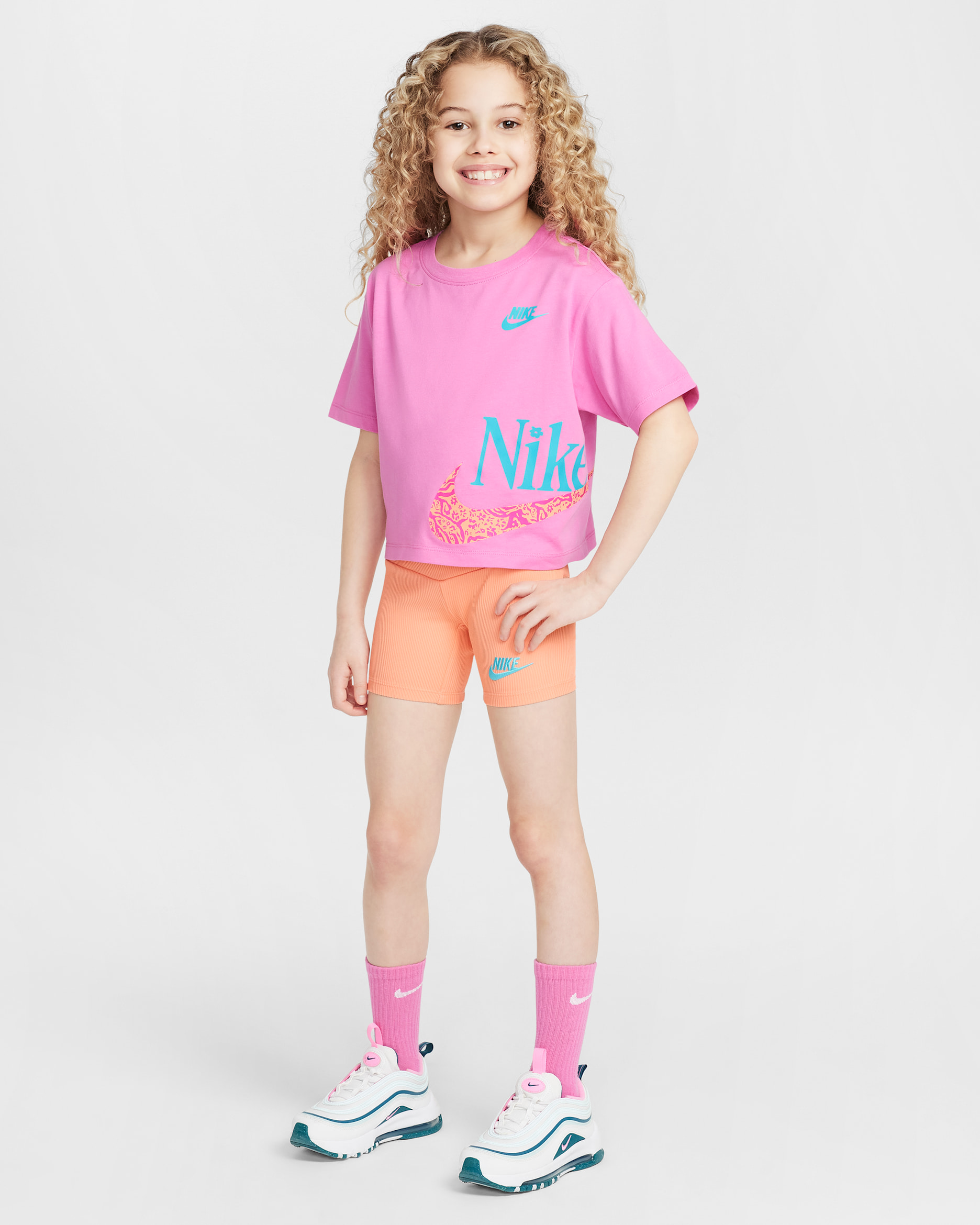 Conjunto de playera de corte cuadrado y shorts Wild Flower para niños talla pequeña Nike - Ágata melocotón