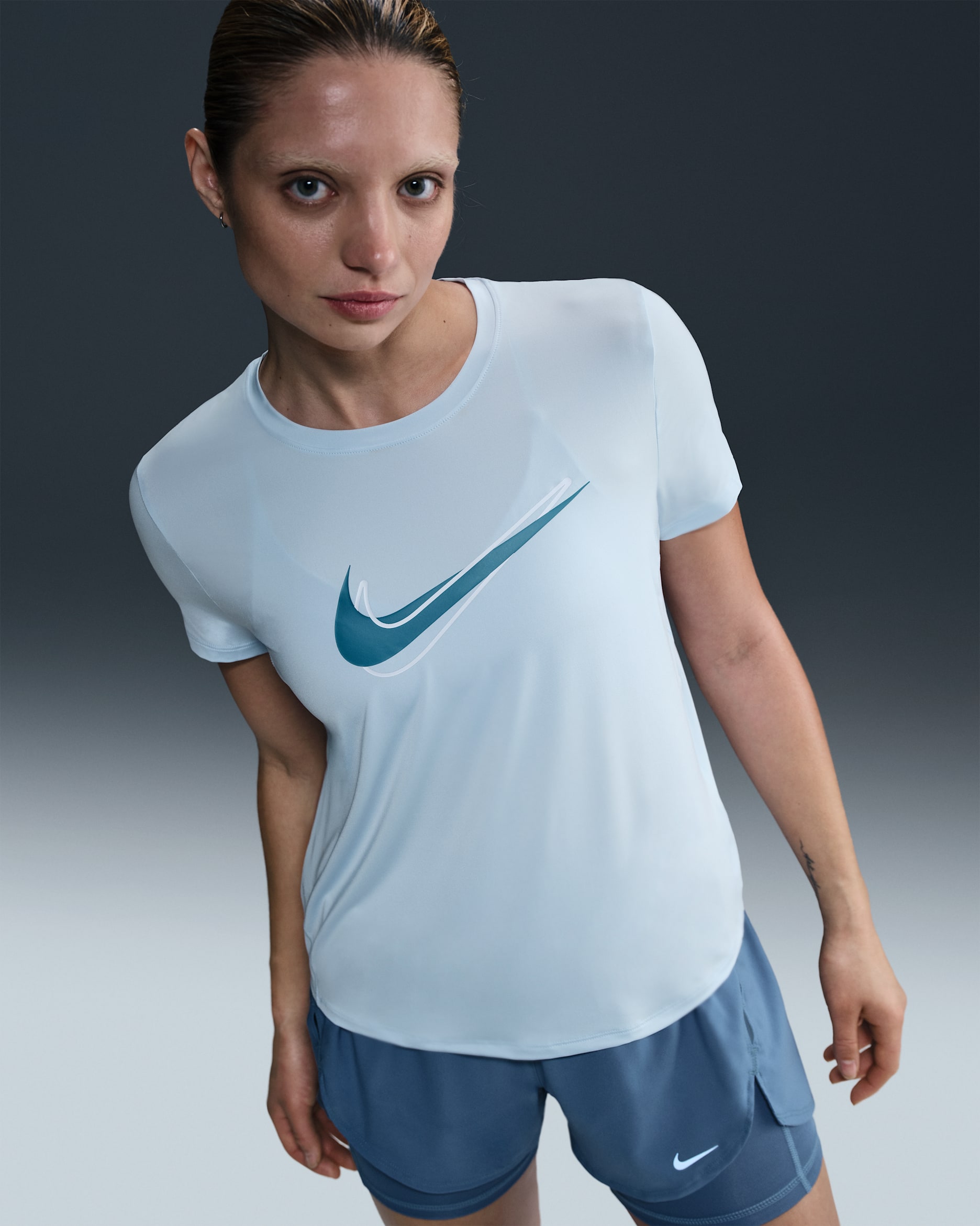 Playera de correr de manga corta Dri-FIT para mujer Nike One Swoosh - Tinte azul