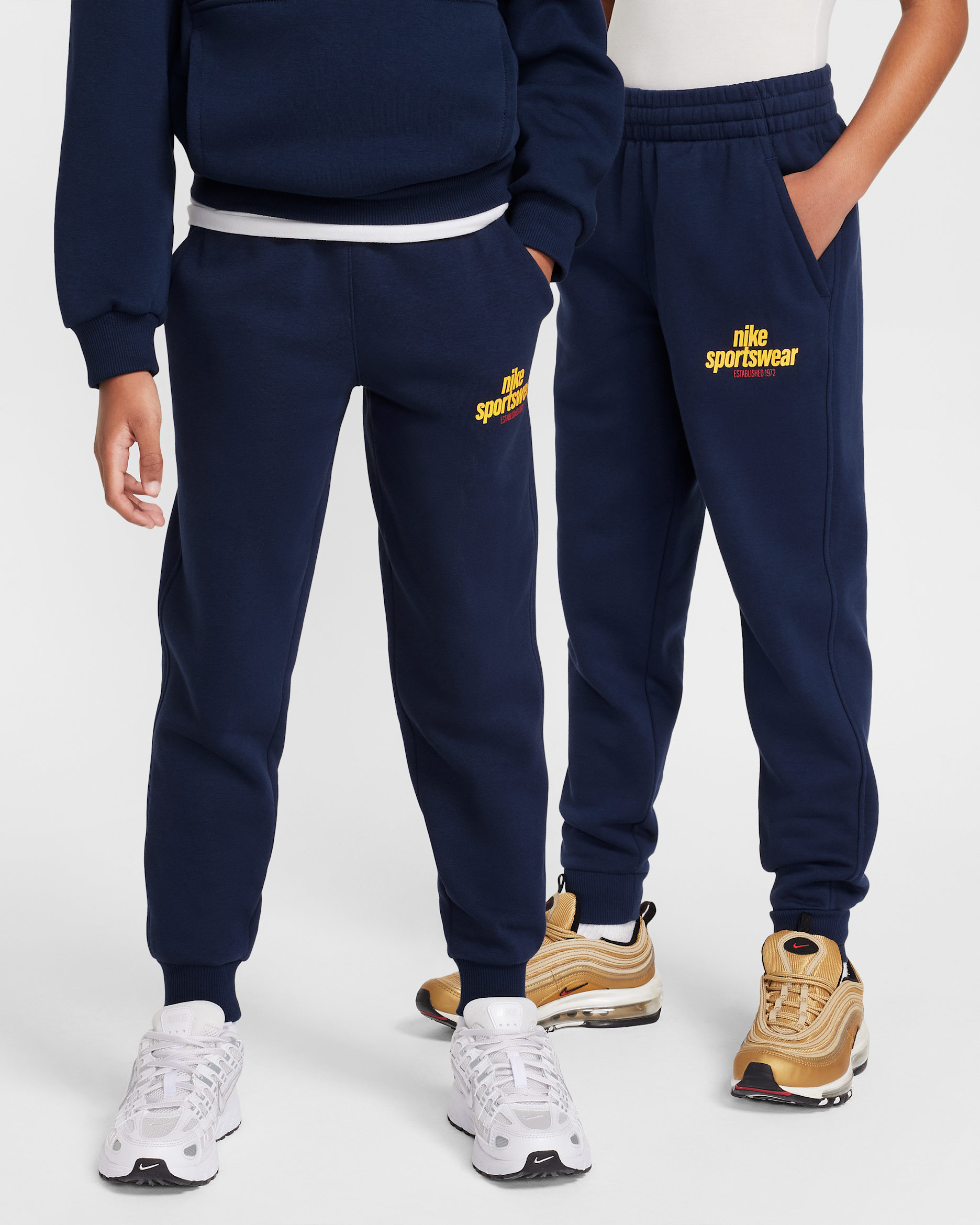Běžecké kalhoty Nike Sportswear Club Fleece pro větší děti - Obsidian/Obsidian/University Red/University Gold