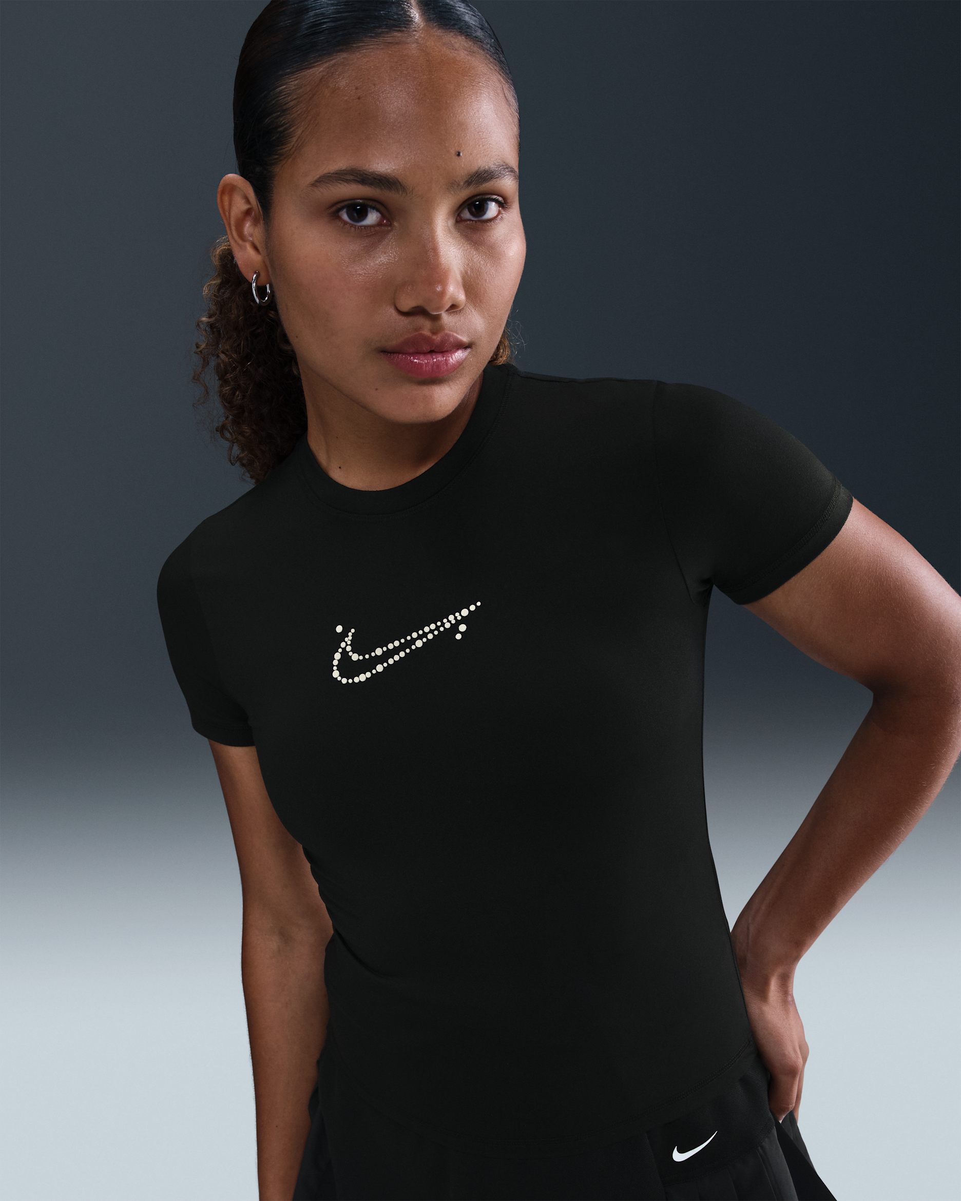 Nike Sportswear enges, kurz geschnittenes T-Shirt für Damen - Schwarz