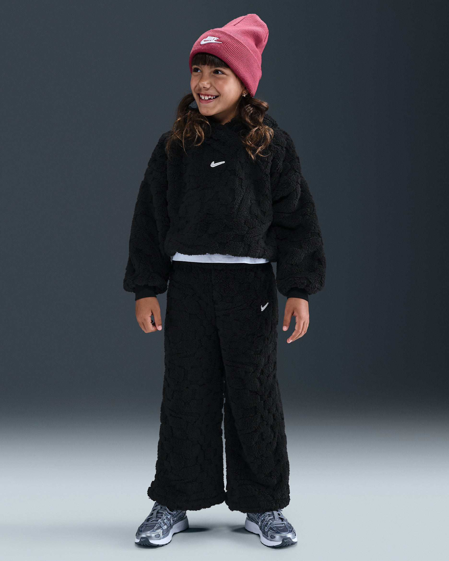 Conjunto de sudadera con gorro sin cierre y pants para niños talla pequeña Nike Cozy - Negro