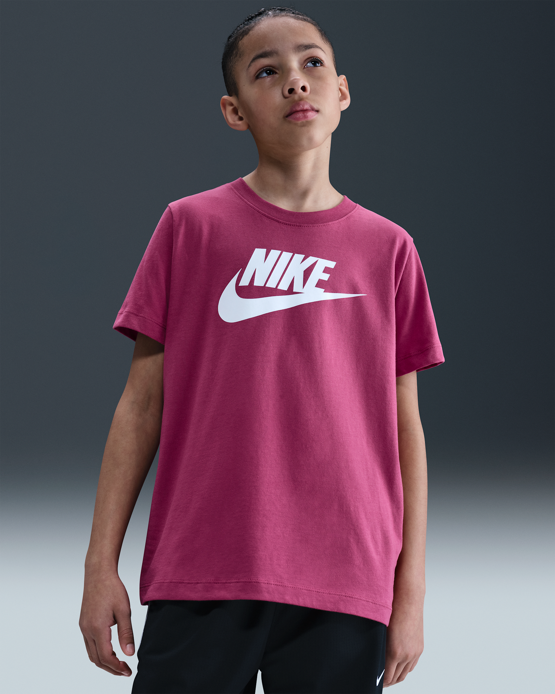 Playera para niños talla grande Nike Sportswear - Remolacha dulce