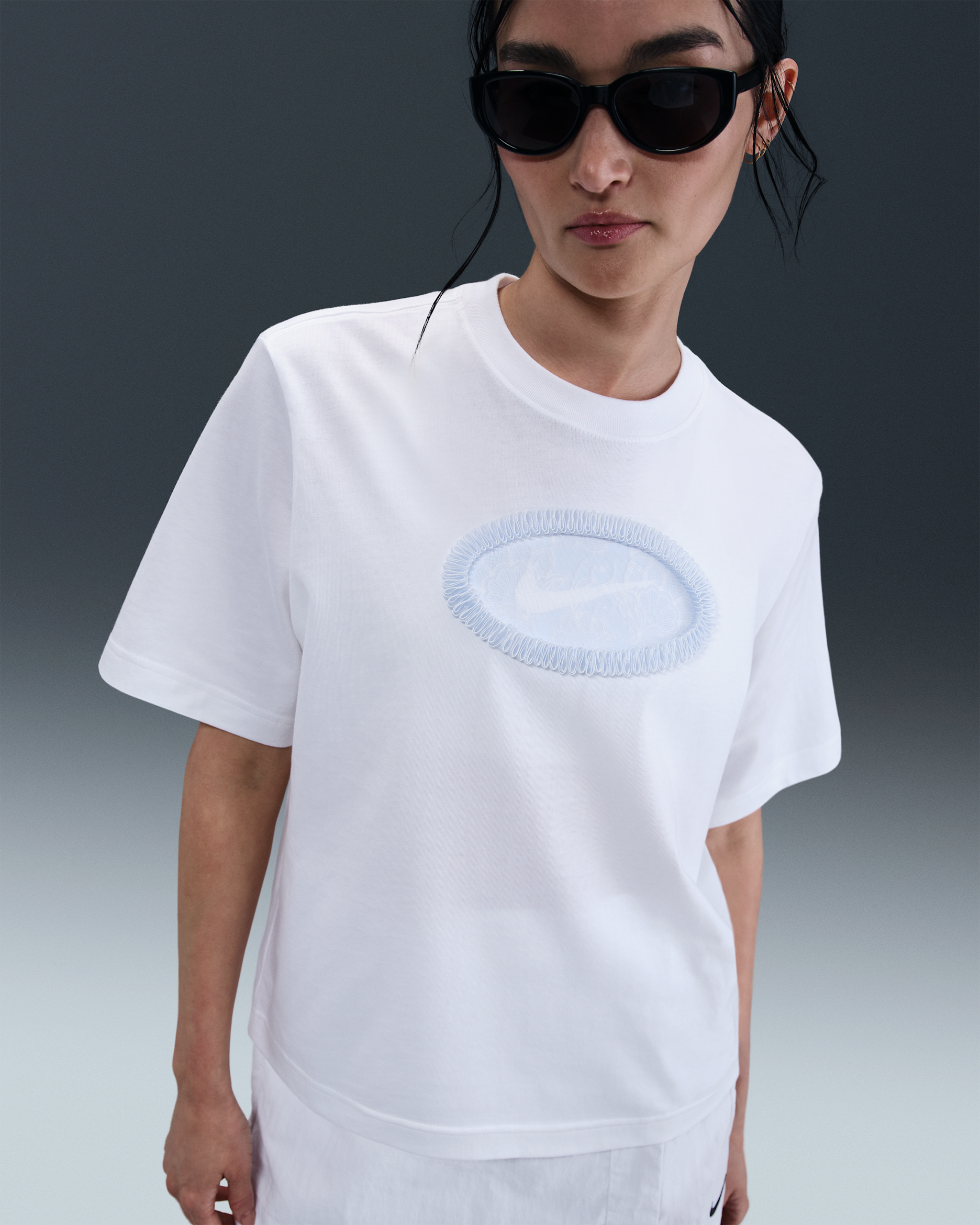 ナイキ スポーツウェア ウィメンズ ルーズ ショートスリーブ グラフィック Tシャツ - ホワイト