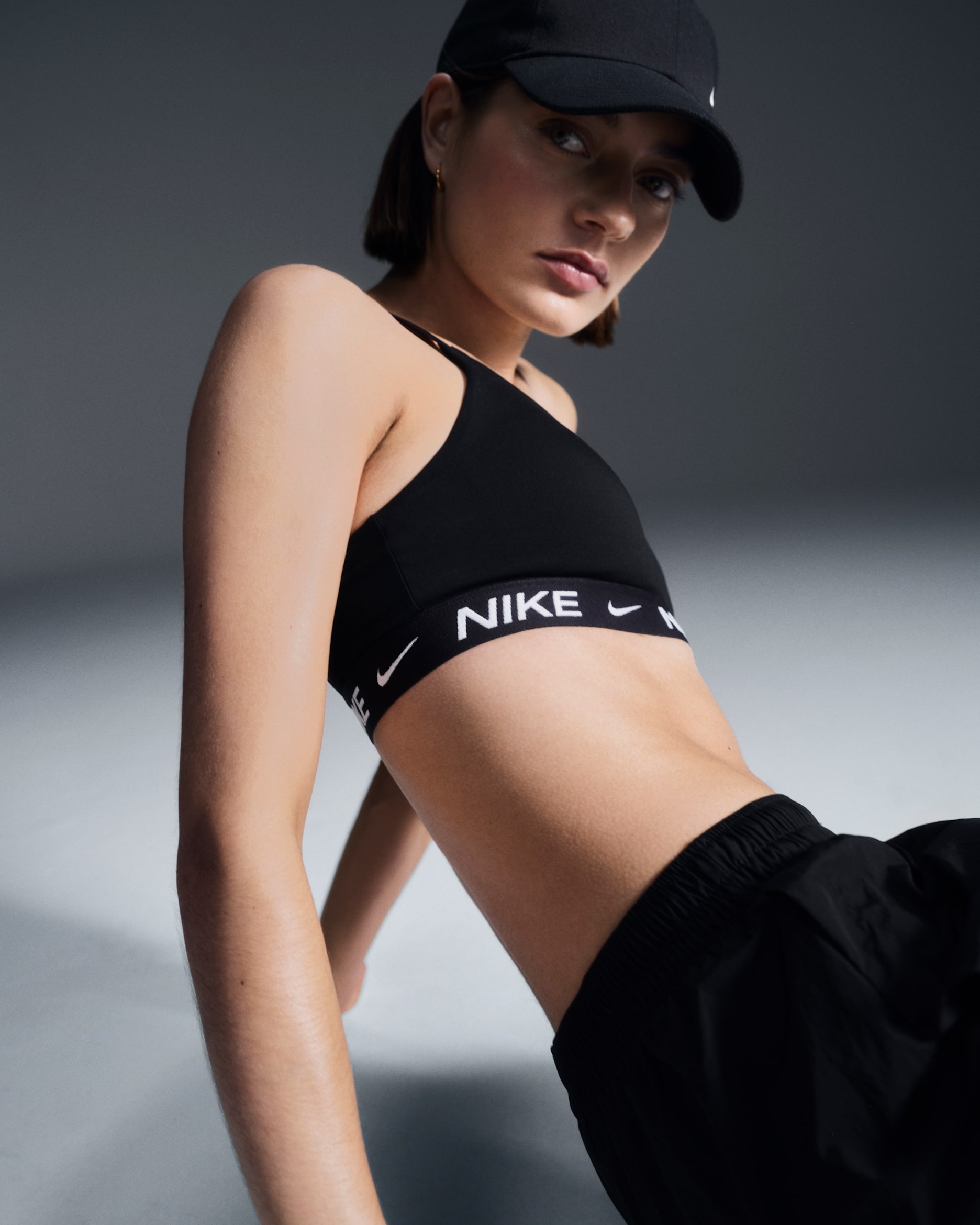 Nike Indy Medium Support padded verstelbare sport-bh - Zwart/Zwart/Wit