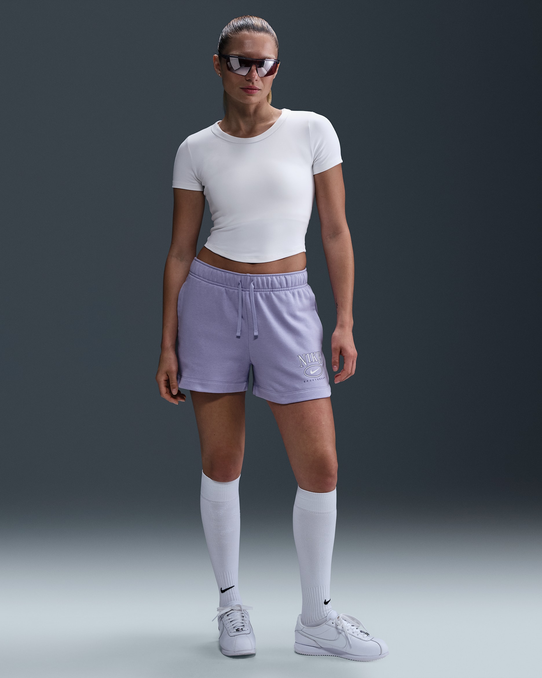 Shorts con gráfico de tiro medio de 10 cm para mujer Nike Sportswear Club Fleece - Hielo lila