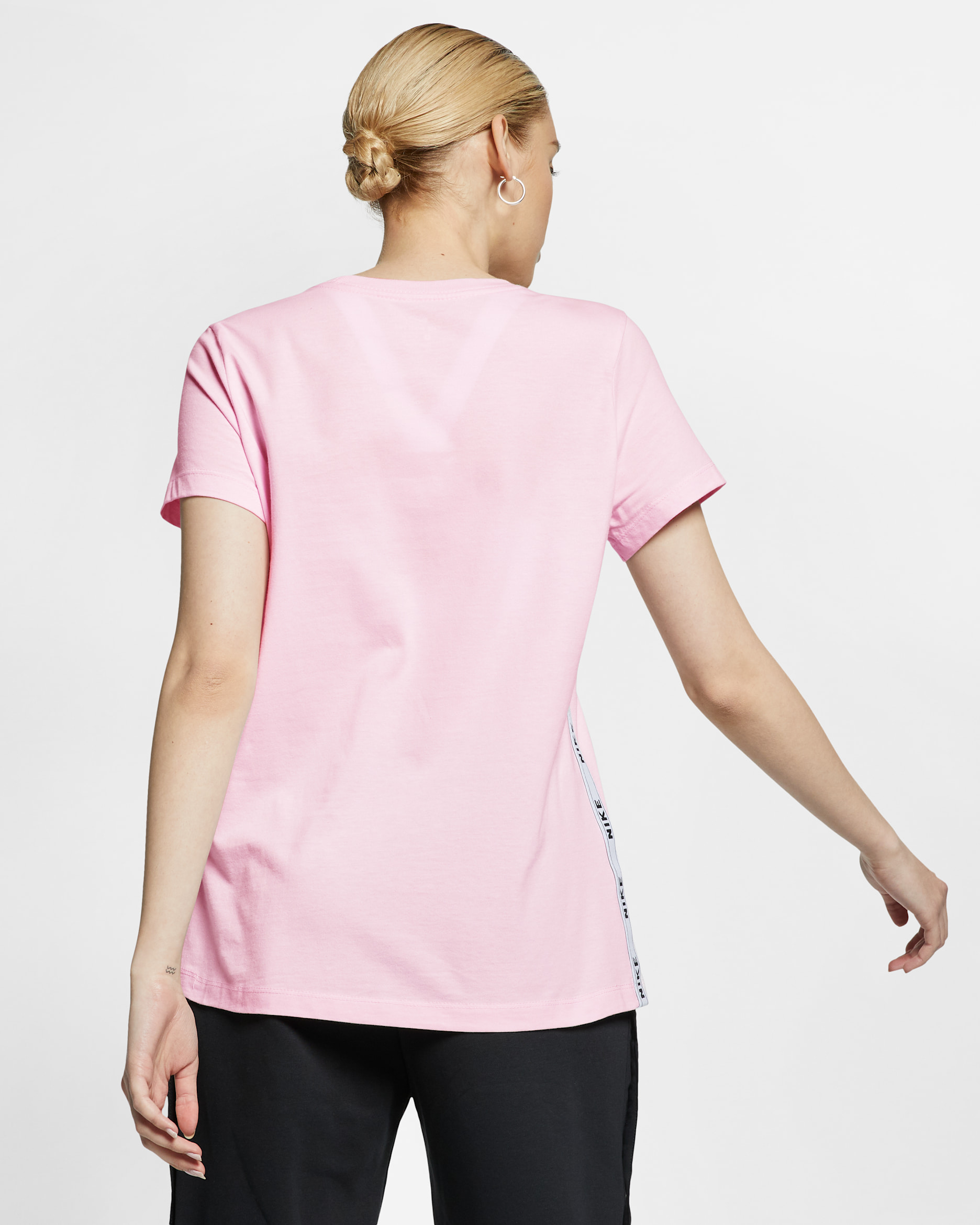 T-shirt con logo Nike Sportswear - Donna - Pink Foam/Bianco/Nero