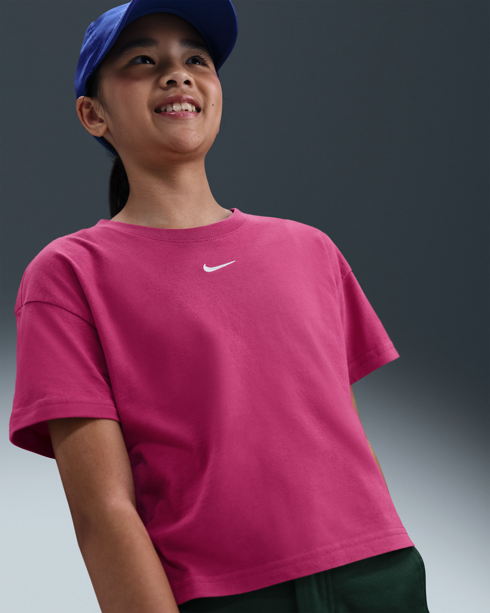 Playera para niña talla grande Nike Sportswear Essential - Remolacha dulce