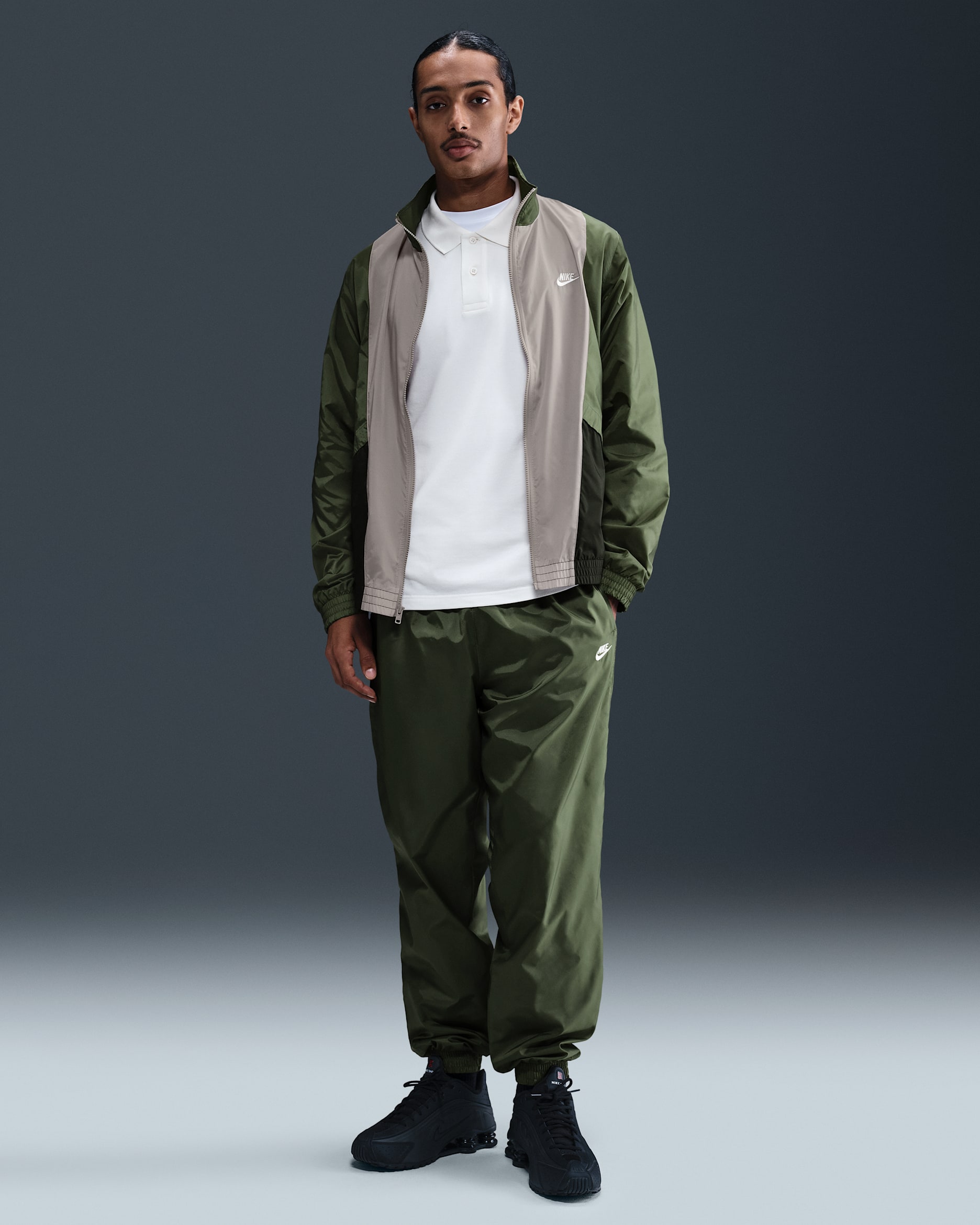Pánská tkaná tepláková souprava Nike Club - Medium Olive/Sequoia/College Grey/Bílá