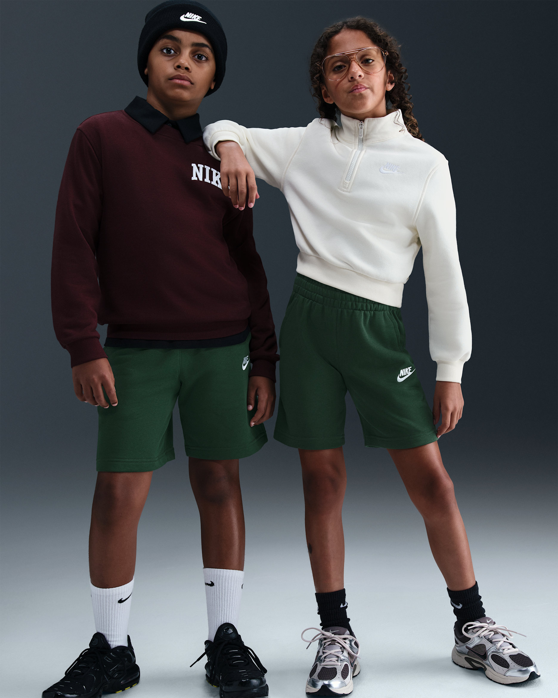 Shorts de French Terry para niños talla grande Nike Sportswear Club Fleece - Abeto/Blanco