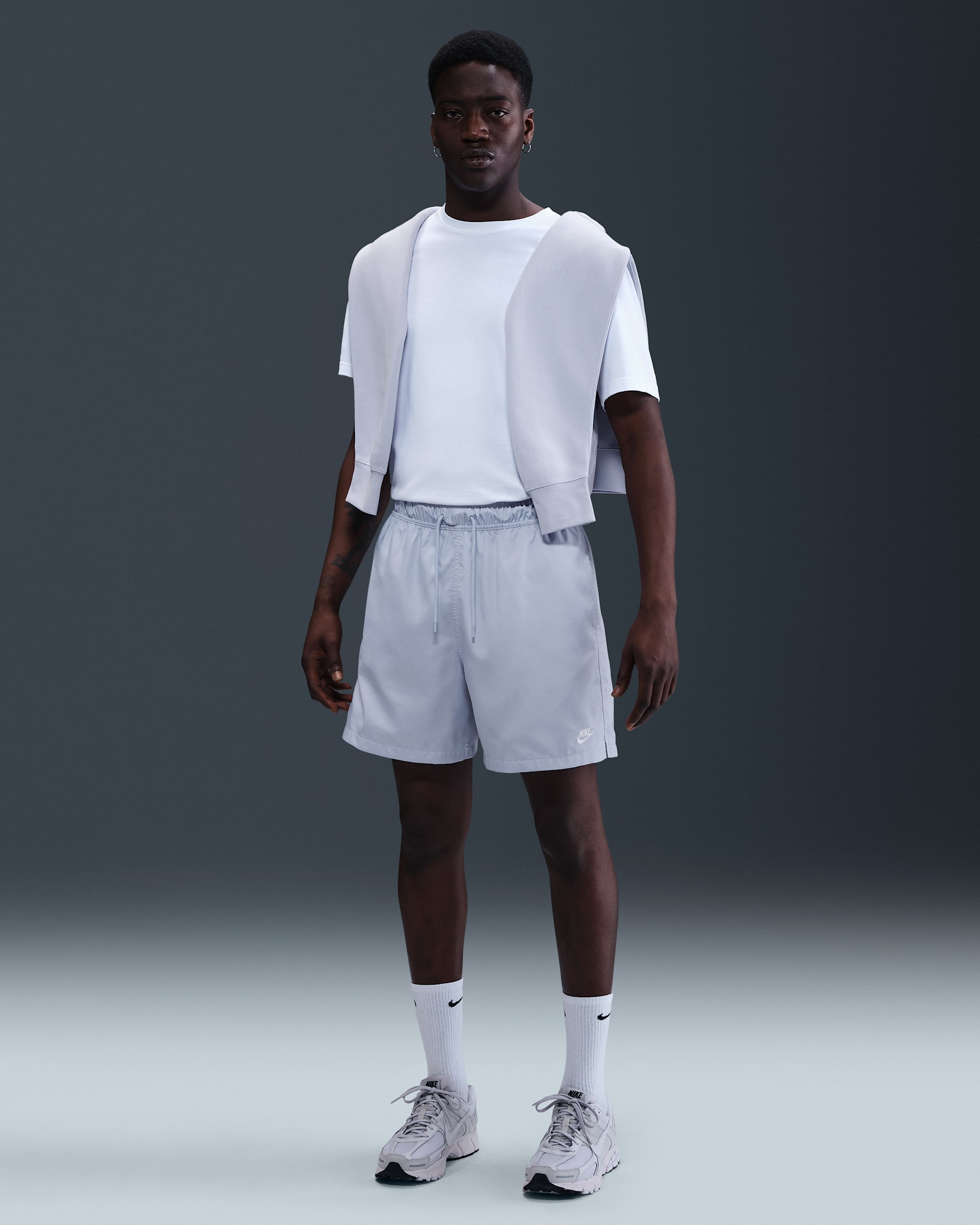 Shorts Flow in tessuto Nike Club – Uomo - Ghost/Bianco