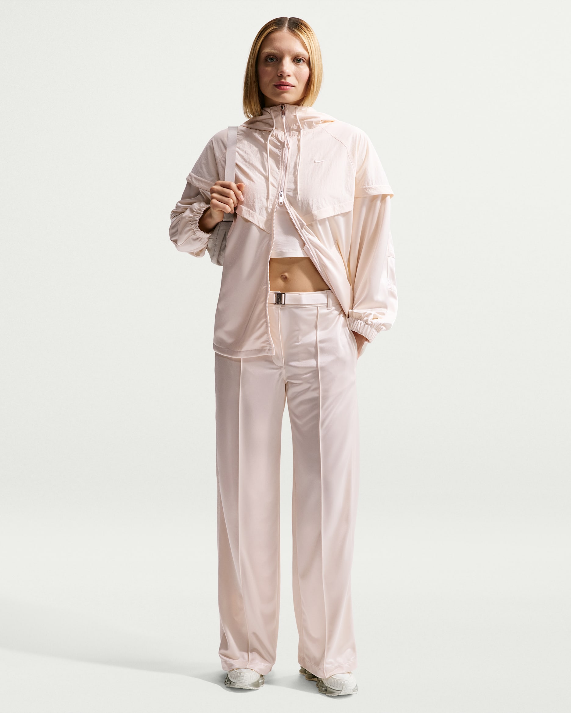 Nike Sportswear bukse med press og belte med mellomhøyt liv og ledig passform til dame - Chalk/Chalk