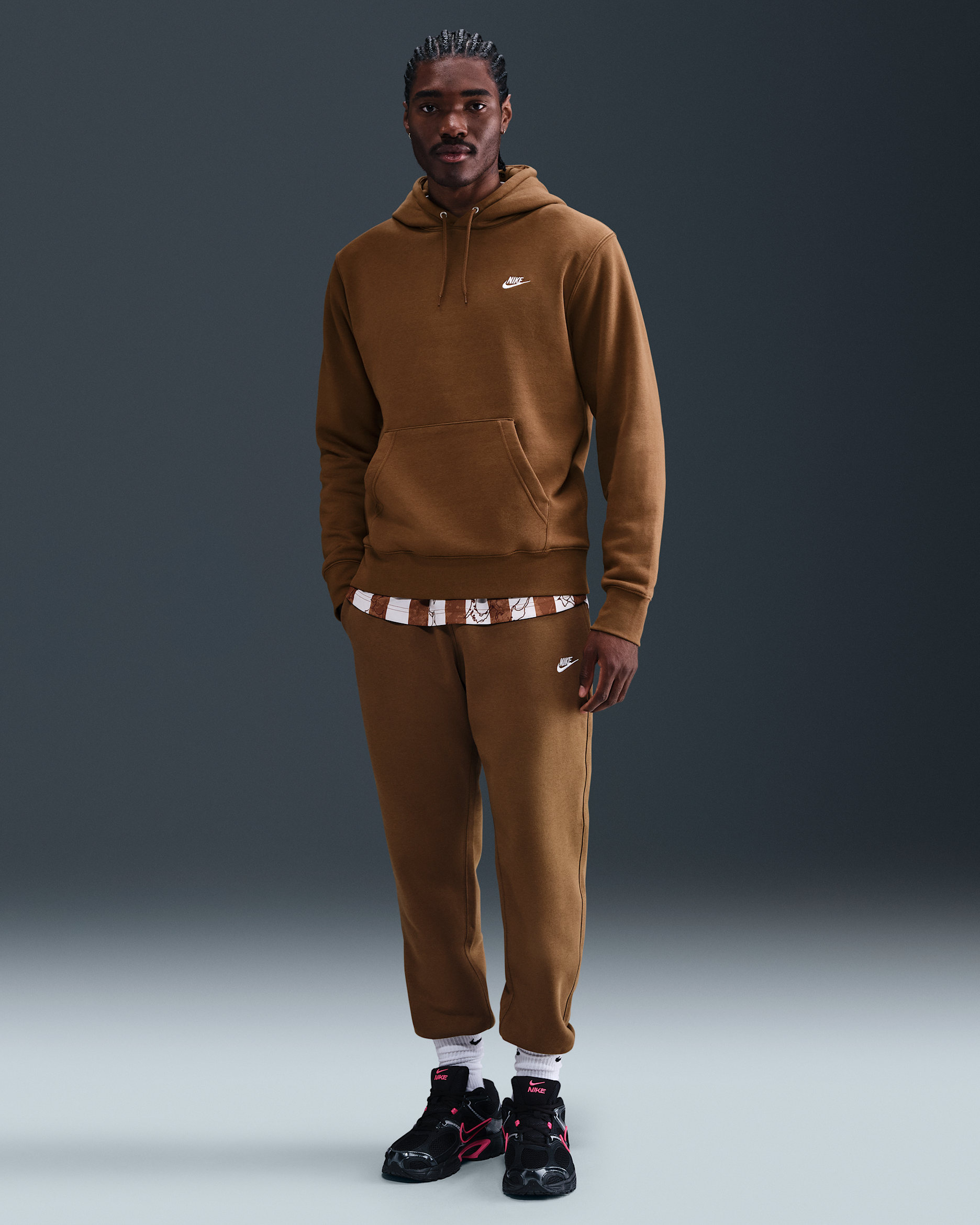 Nike Club joggingbroek voor heren - Mosswood Brown/Mosswood Brown/Wit