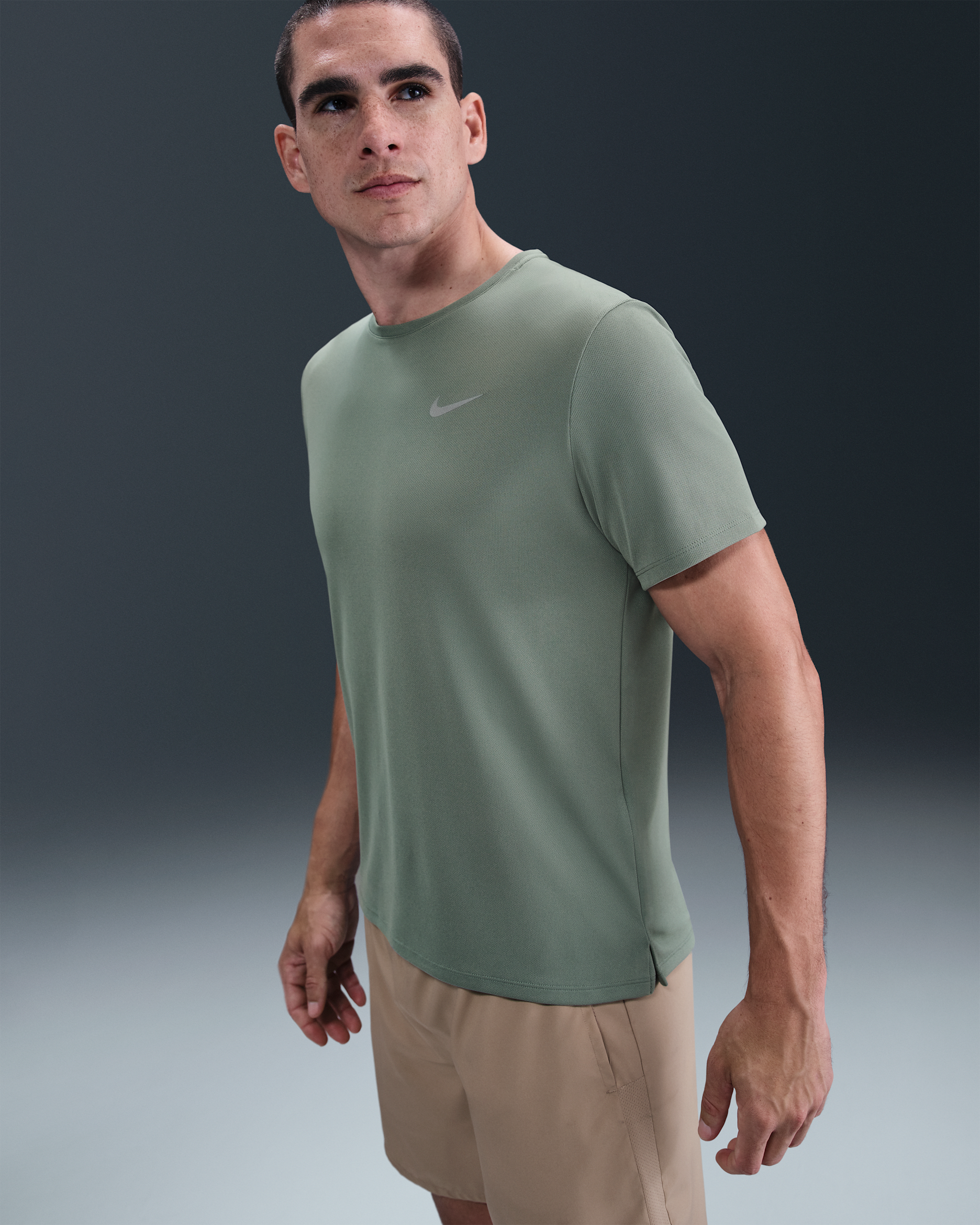 Nike Miler Samarreta de màniga curta Dri-FIT UV de running - Home - Clay Green