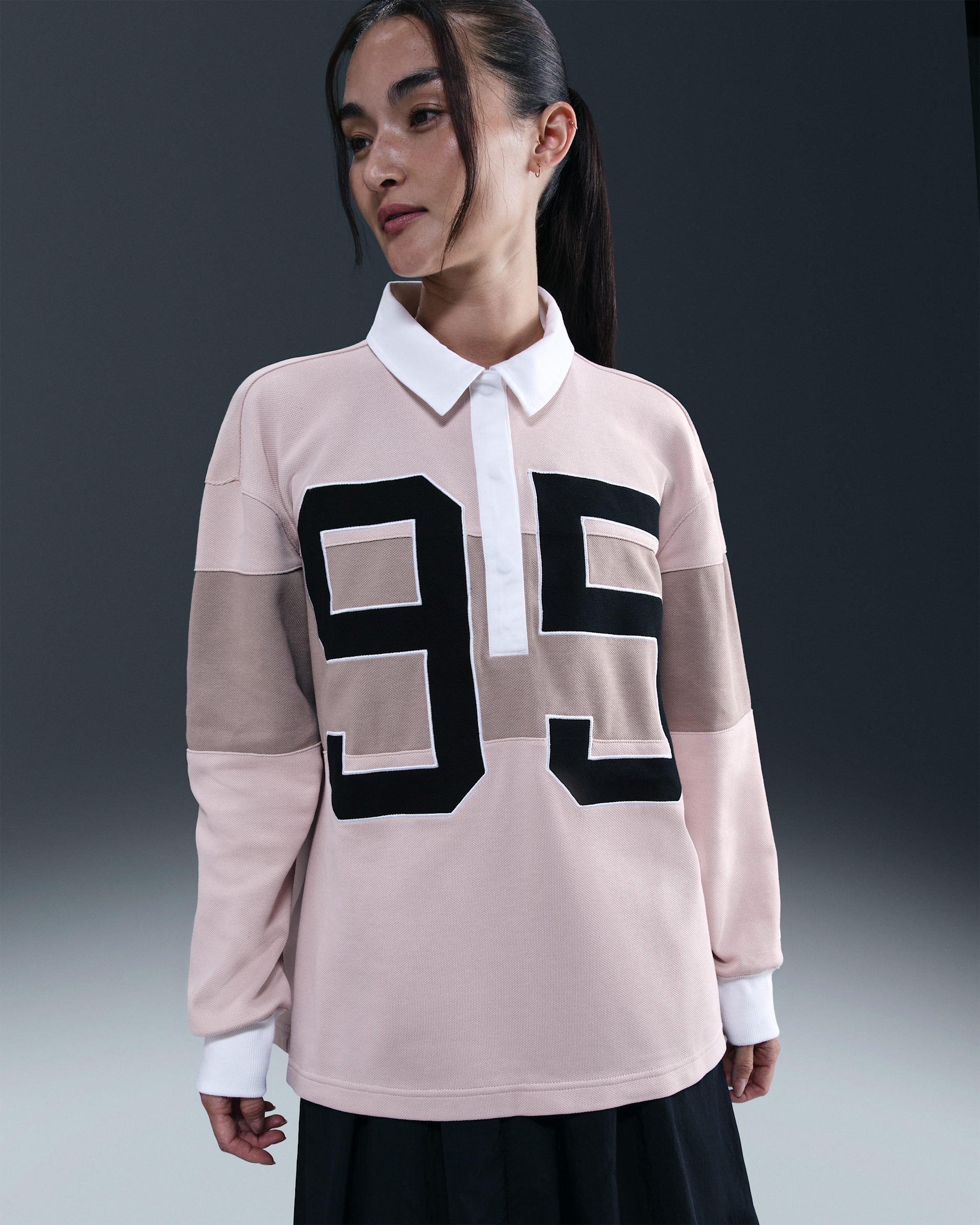 나이키 스포츠웨어 여성 긴팔 그래픽 폴로 탑 - 실트 레드/몰트/화이트/세일