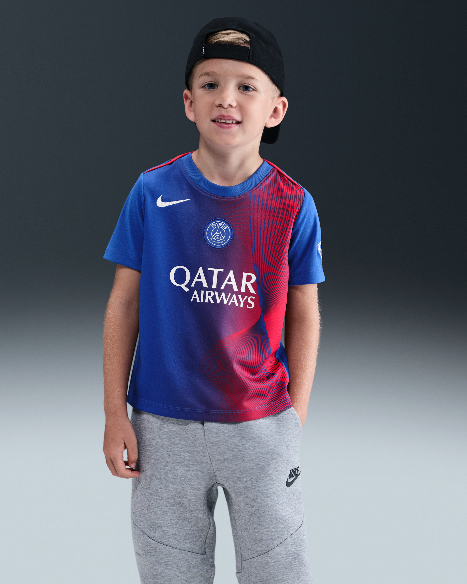 Przedmeczowa koszulka piłkarska z krótkim rękawem dla małych dzieci Nike Dri-FIT Total 90 Paris Saint-Germain Academy Pro (wersja trzecia) - Hyper Royal/Global Red/Biel