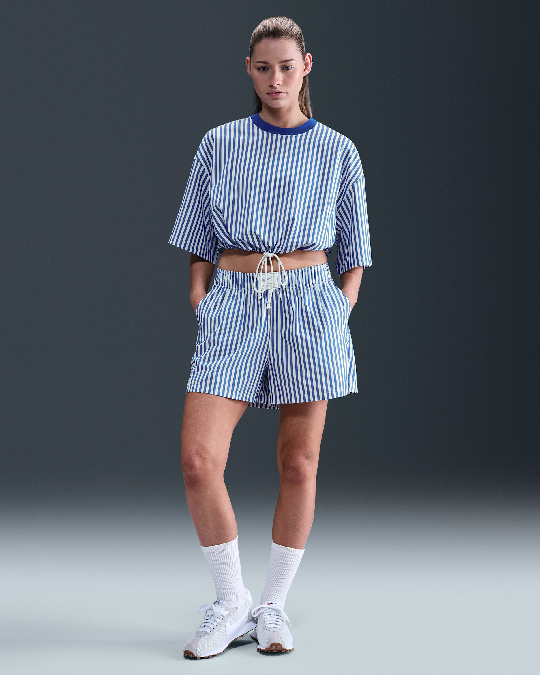 Shorts a rayas de tiro medio holgados para mujer Nike Sportswear Chill Poplin - Royal juego/Vela/Negro