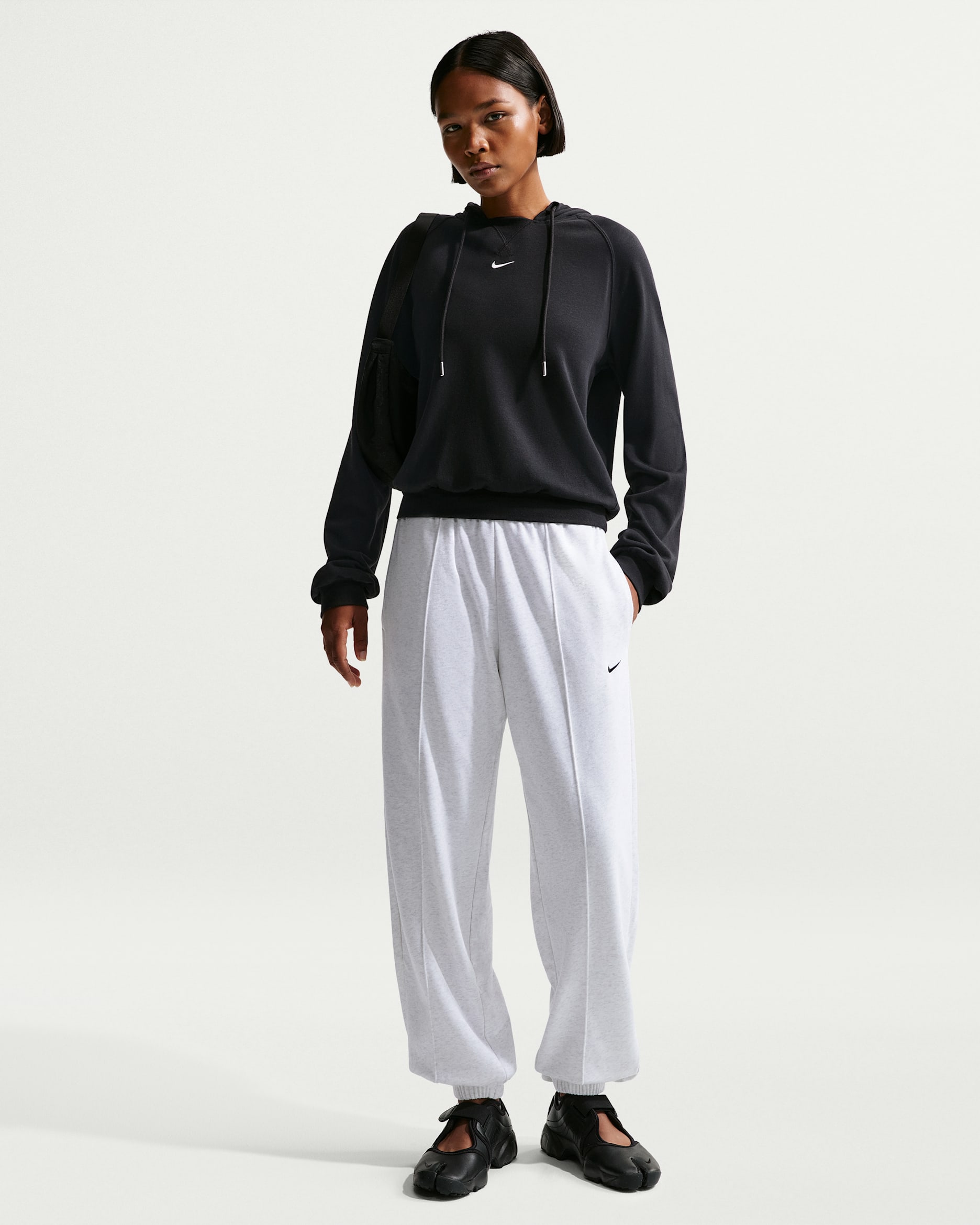 Joggers de French Terry de tiro medio para mujer Nike Sportswear Chill Terry - Abedul jaspeado/Blanco/Negro