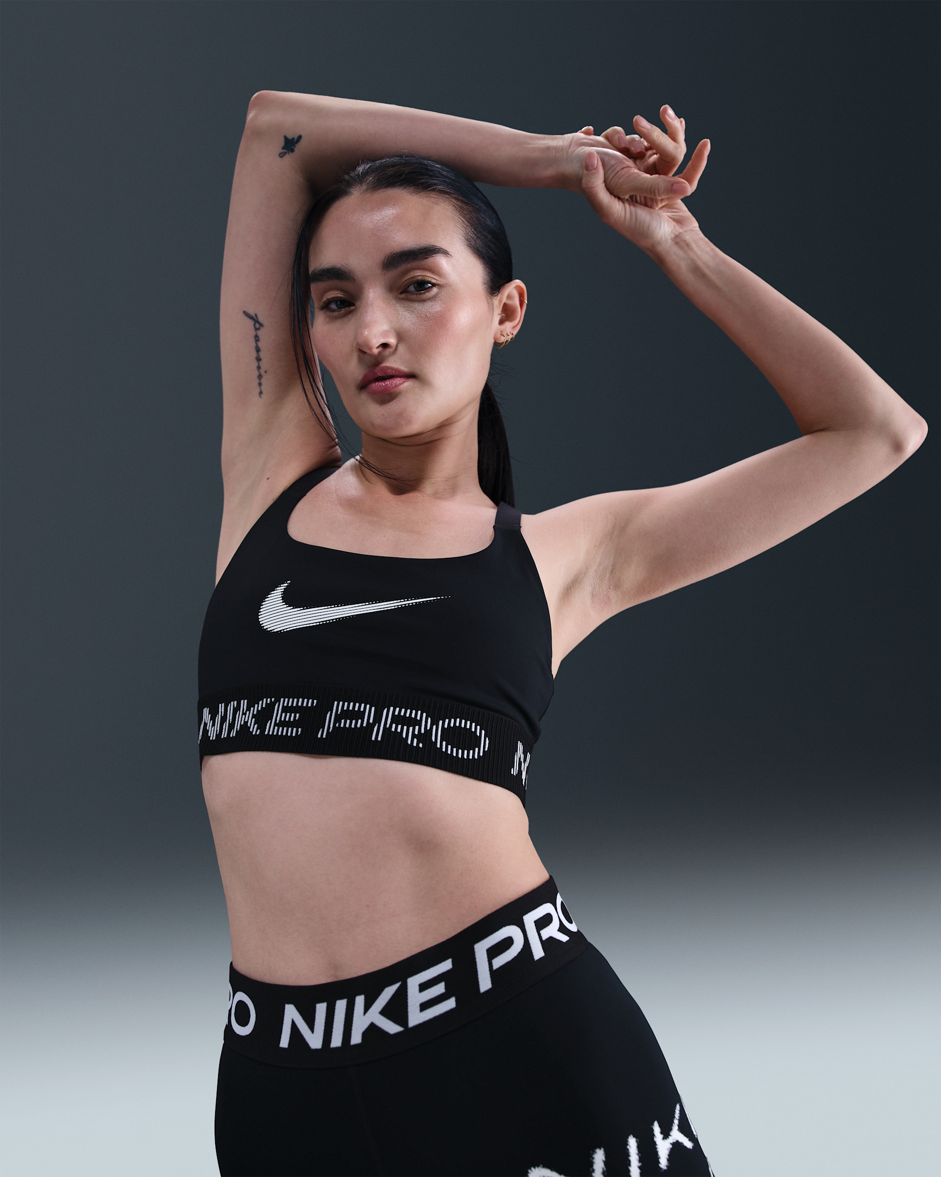 Nike Pro-sports-bh uden indlæg og med let støtte til kvinder - sort/hvid/hvid