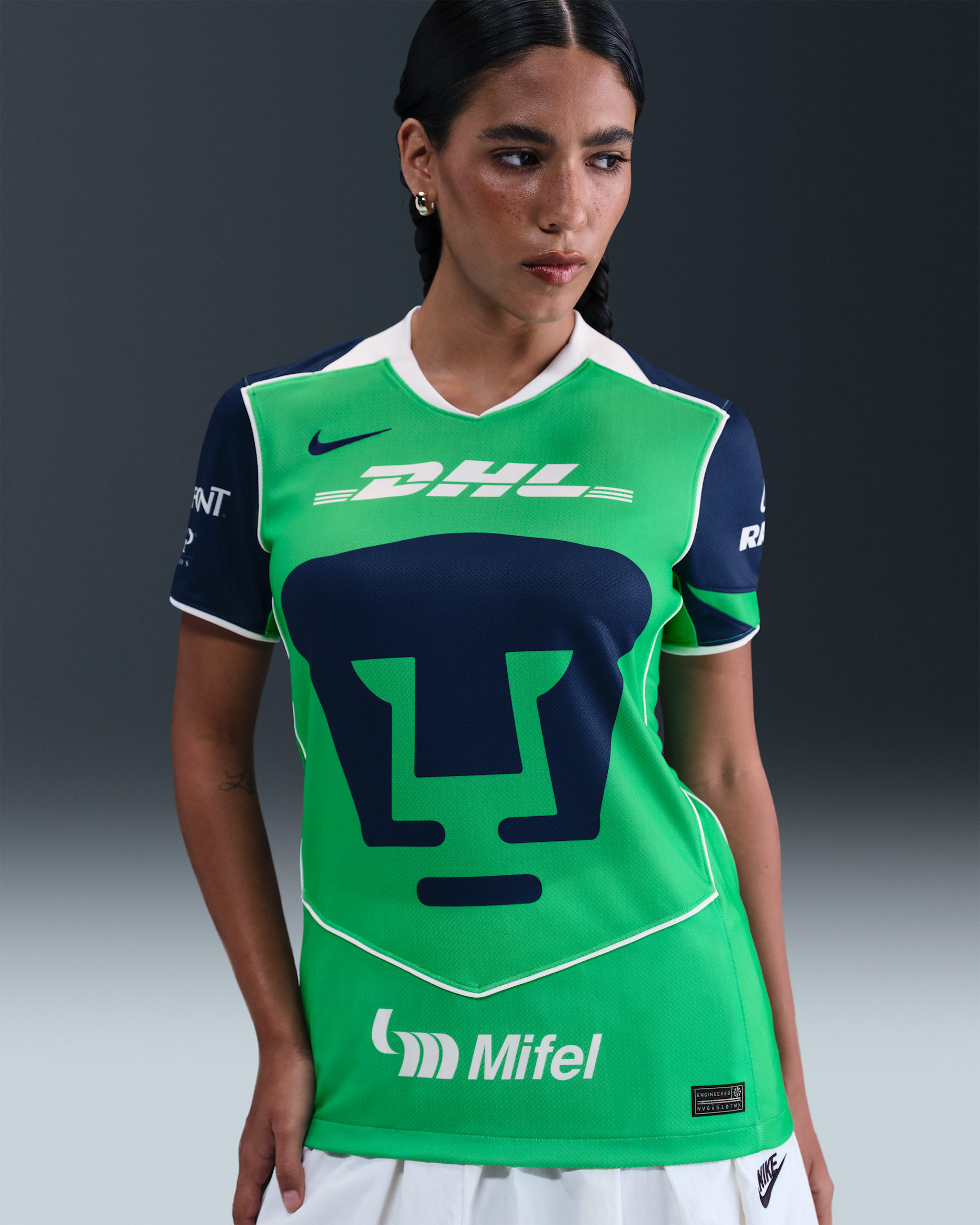 Jersey de fútbol Nike Dri-FIT Total 90 Replica de los Pumas UNAM alternativo 2025/26 Stadium para mujer - Verde impacto/Azul vacío/Blanco/Azul vacío