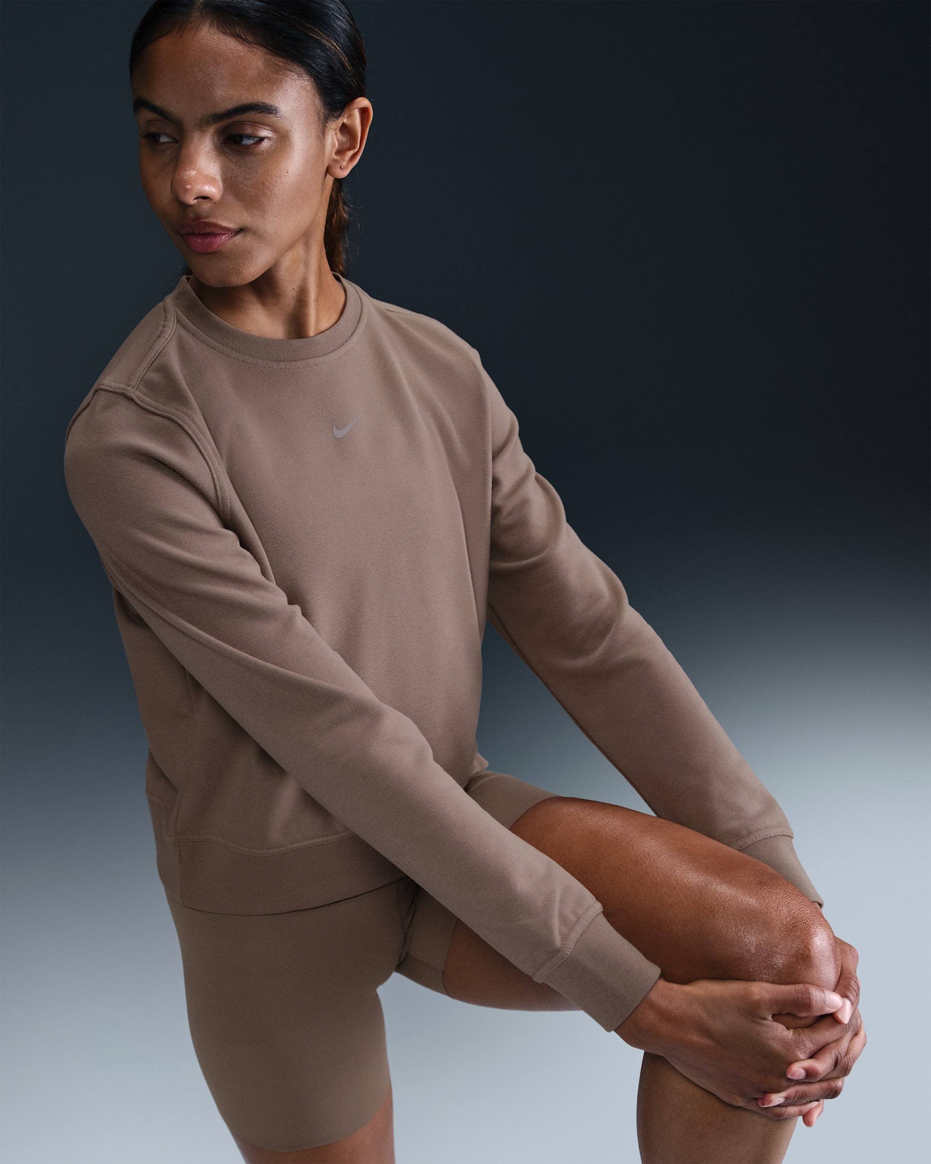 Sudadera de French Terry con cuello redondo para mujer Nike Dri-FIT One - Marrón visón/Negro