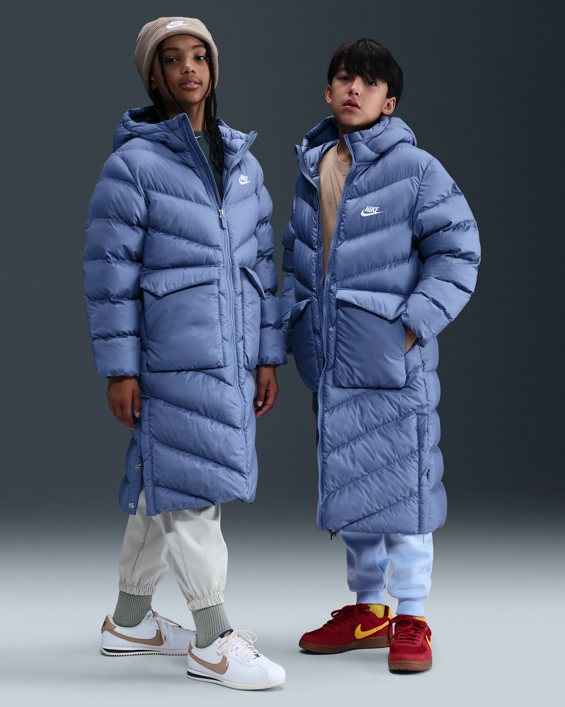 Nike Sportswear All Day Play Therma-FIT Bol Kesimli Uzun Şişme Genç Çocuk Parkası - World Indigo/Beyaz