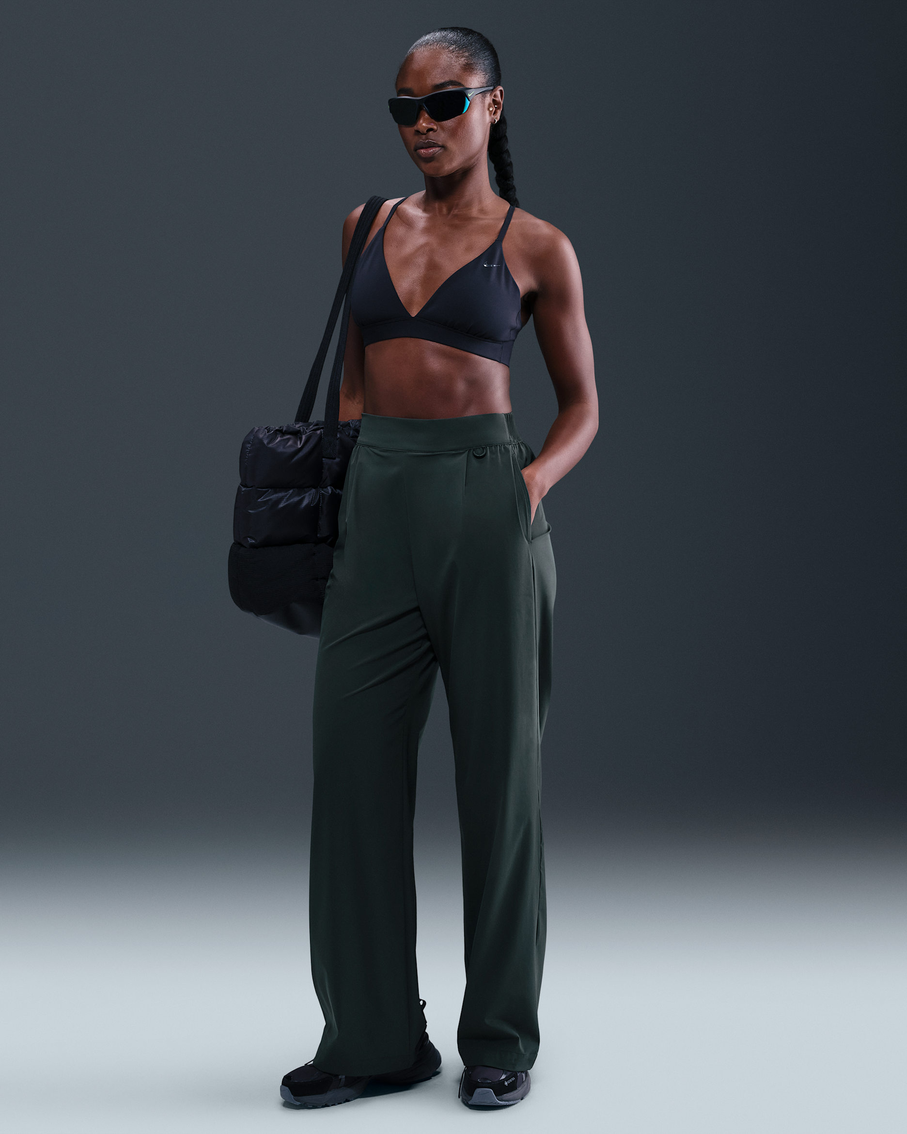 Pants Dri-FIT de tiro alto de pierna holgada y amplia para mujer Nike 24.7 PerfectStretch - Alga/Abeto negro