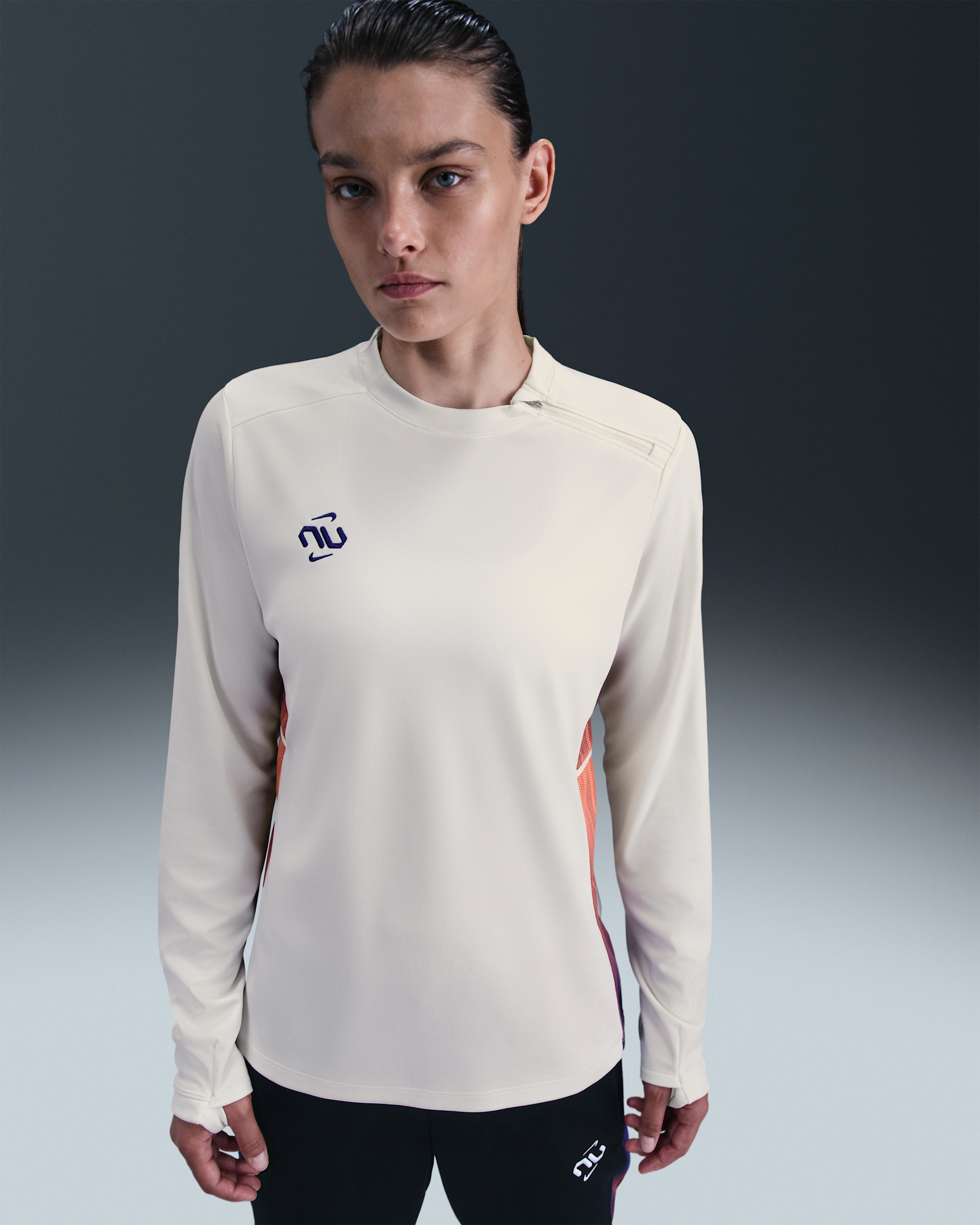 Playera de fútbol de cuello redondo Dri-FIT para mujer Nike United Academy - Vela/Concordia oscuro