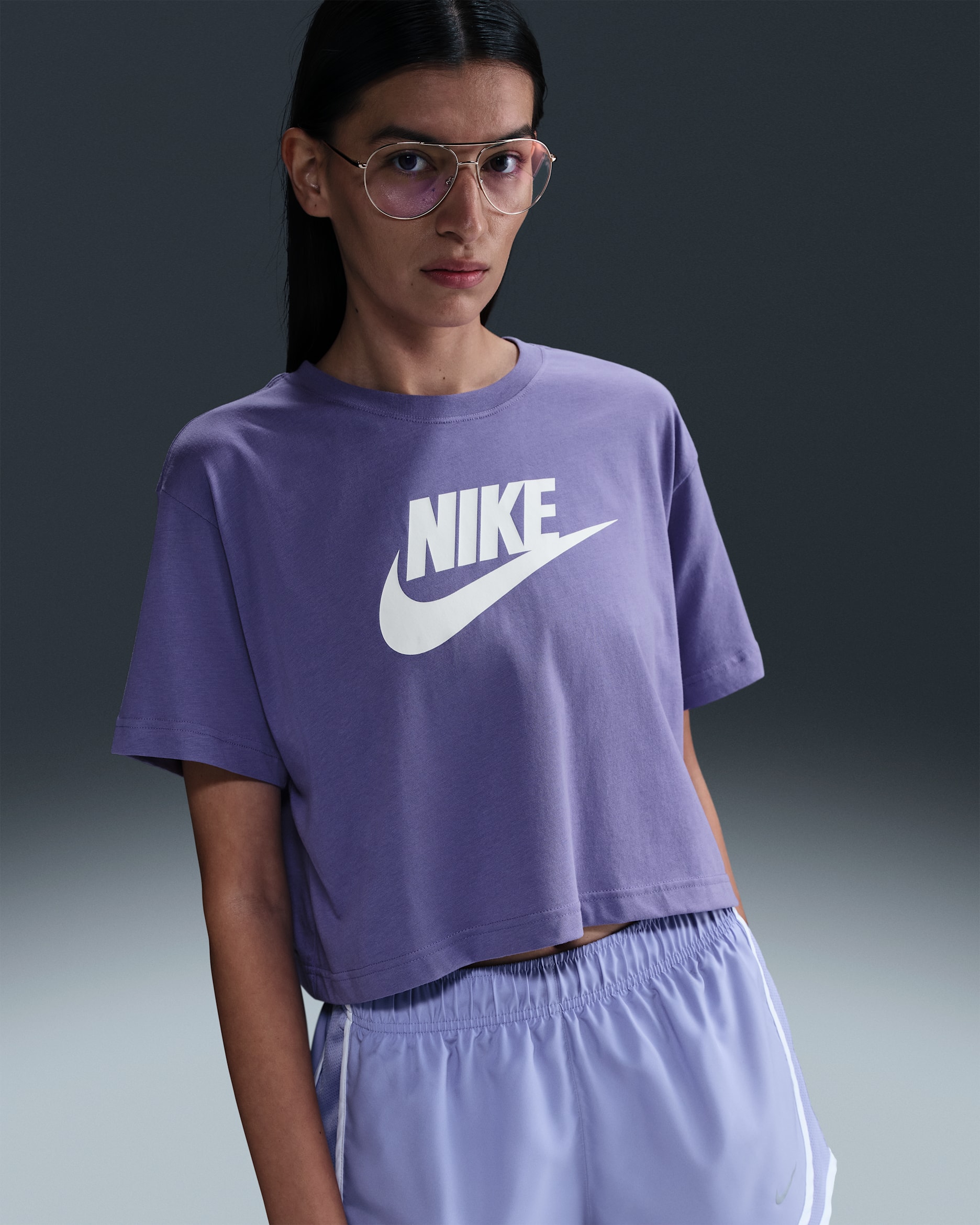 Playera cropped con logotipo para mujer Nike Sportswear Essential - Amatista empolvado