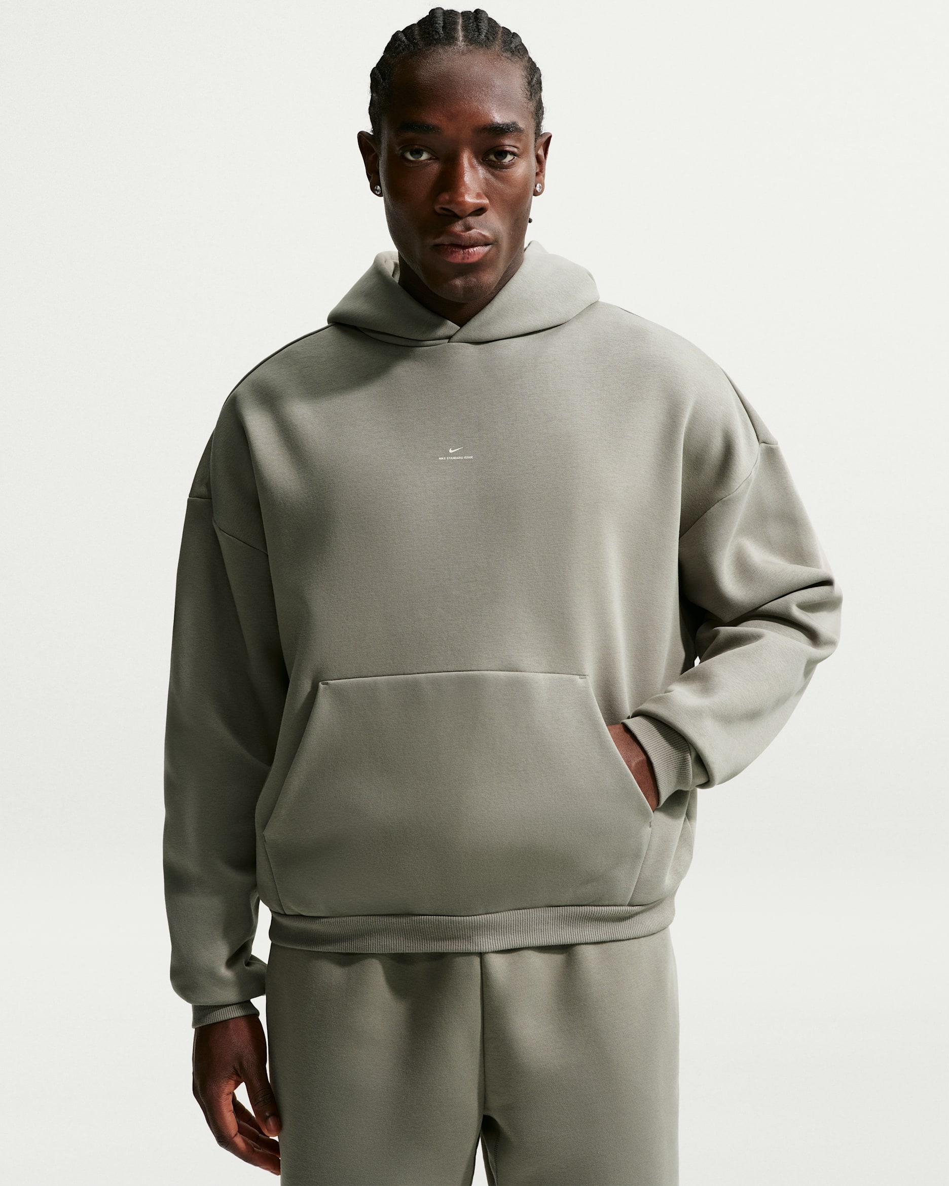 Nike Standard Issue Men's Therma-FIT Brushed Basketball Pullover Hoodie - Dark Stucco/Pale Ivory