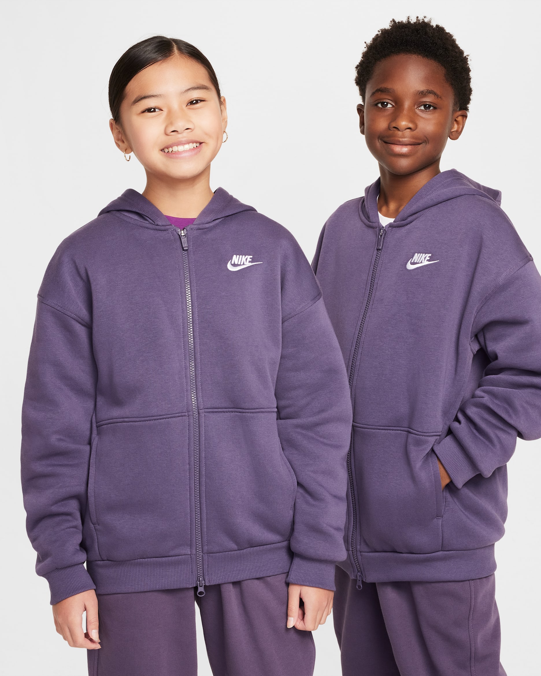 Bluza oversize z kapturem i zamkiem na całej długości dla dużych dzieci Nike Sportswear Club Fleece - Dark Raisin/Biel