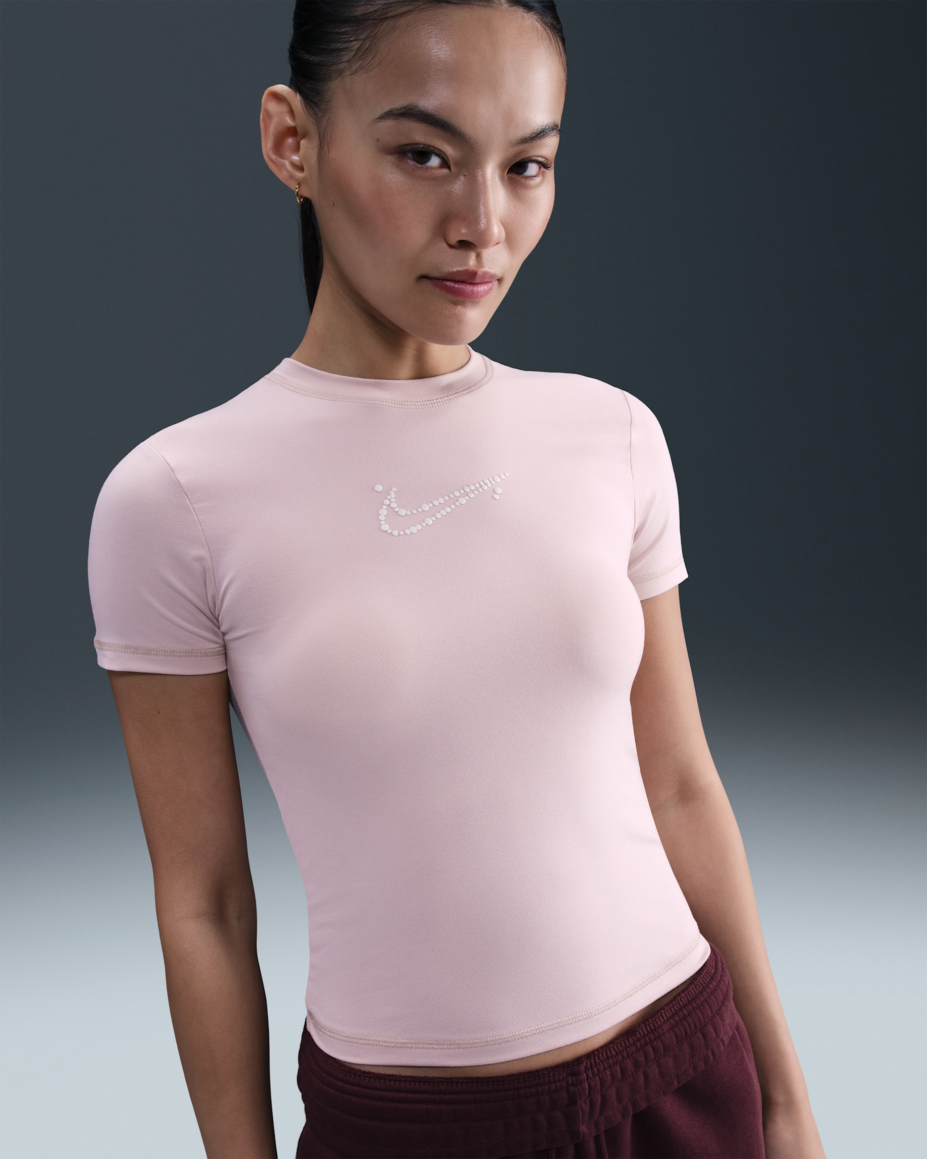 Nike Sportswear enges, kurz geschnittenes T-Shirt für Damen - Silt Red