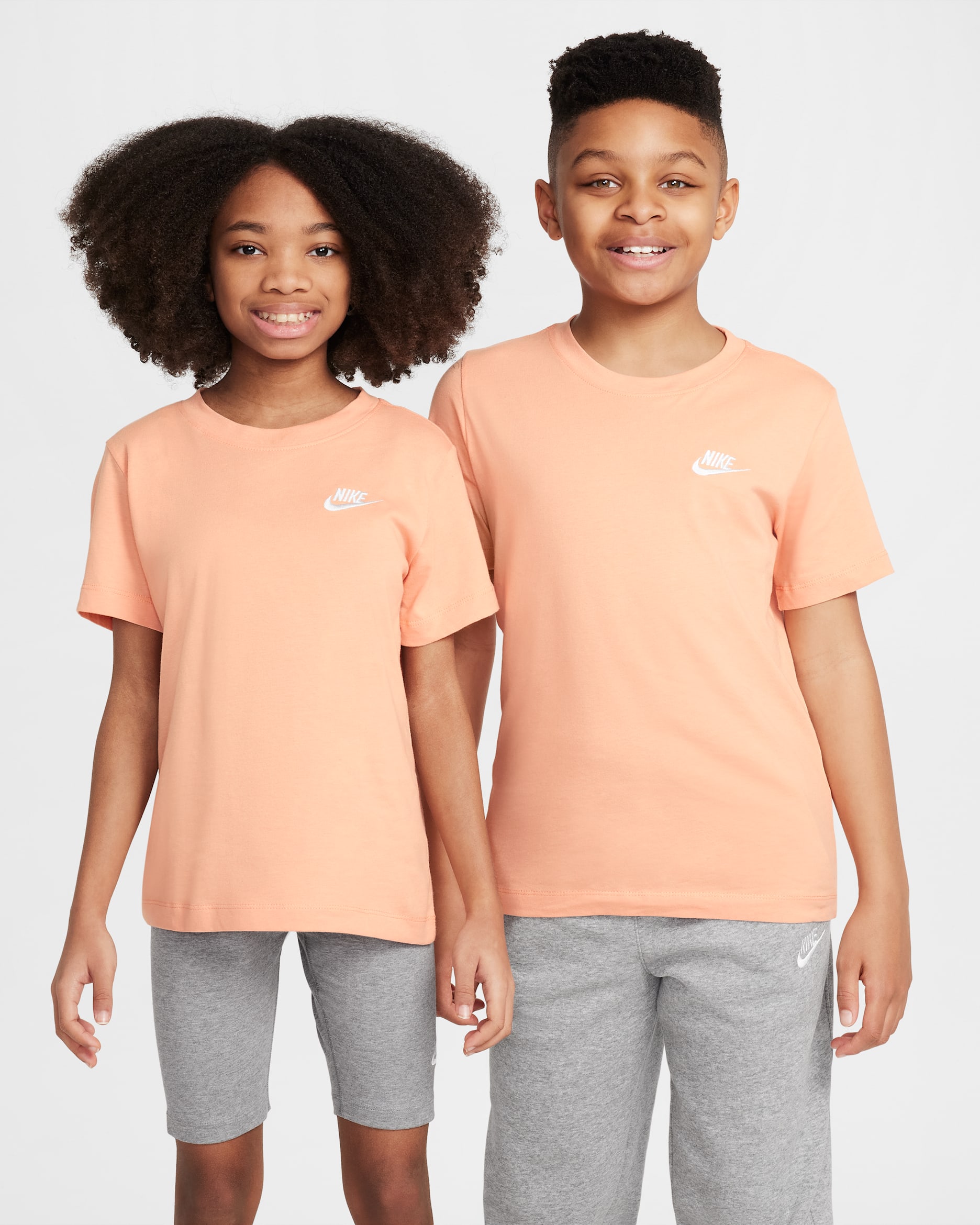 เสื้อยืดเด็กโต Nike Sportswear - Apricot Agate