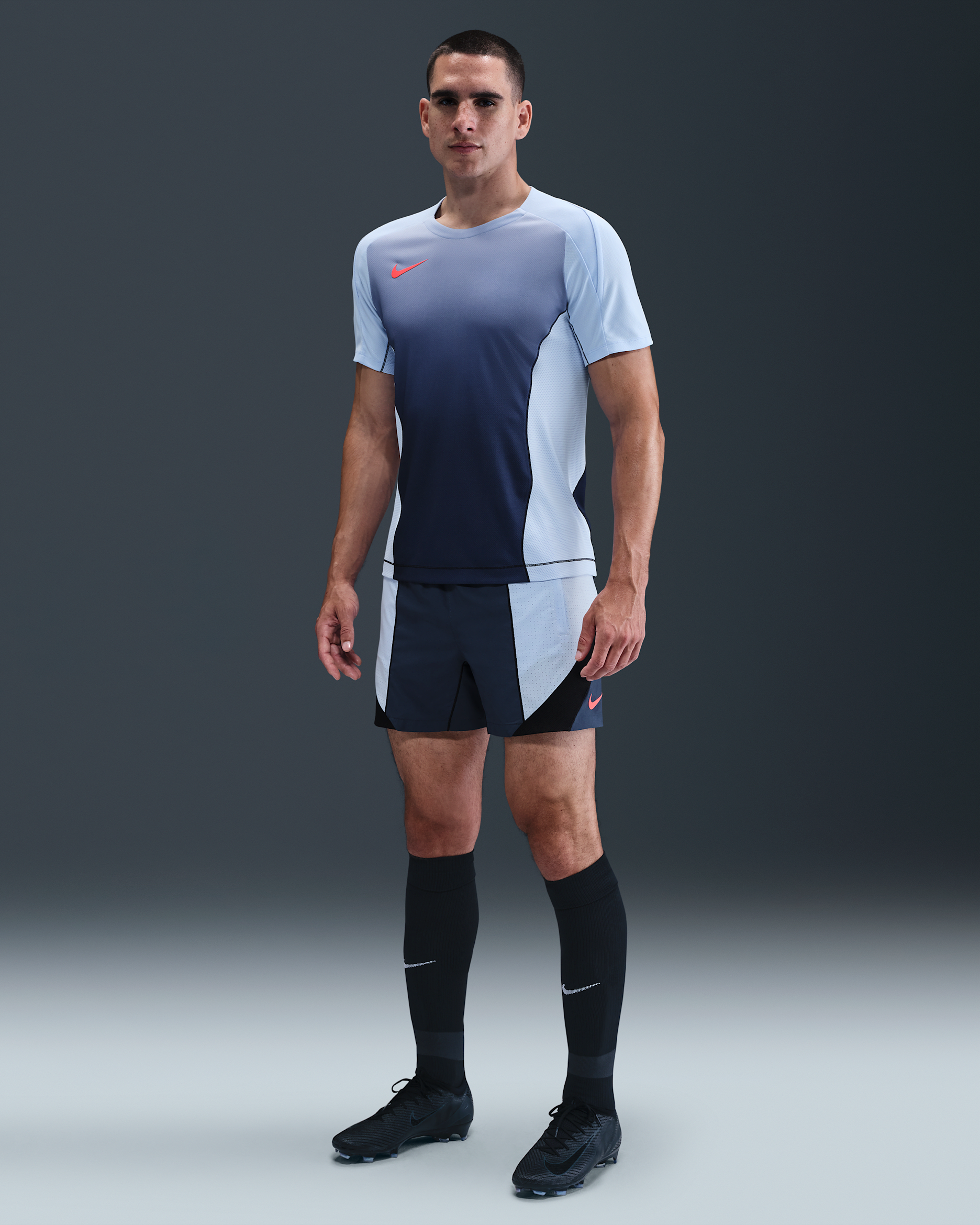 Shorts de fútbol Dri-FIT de 13 cm para hombre Nike Strike+ - Trueno azul/Tinte royal/Negro/Carmesí brillante
