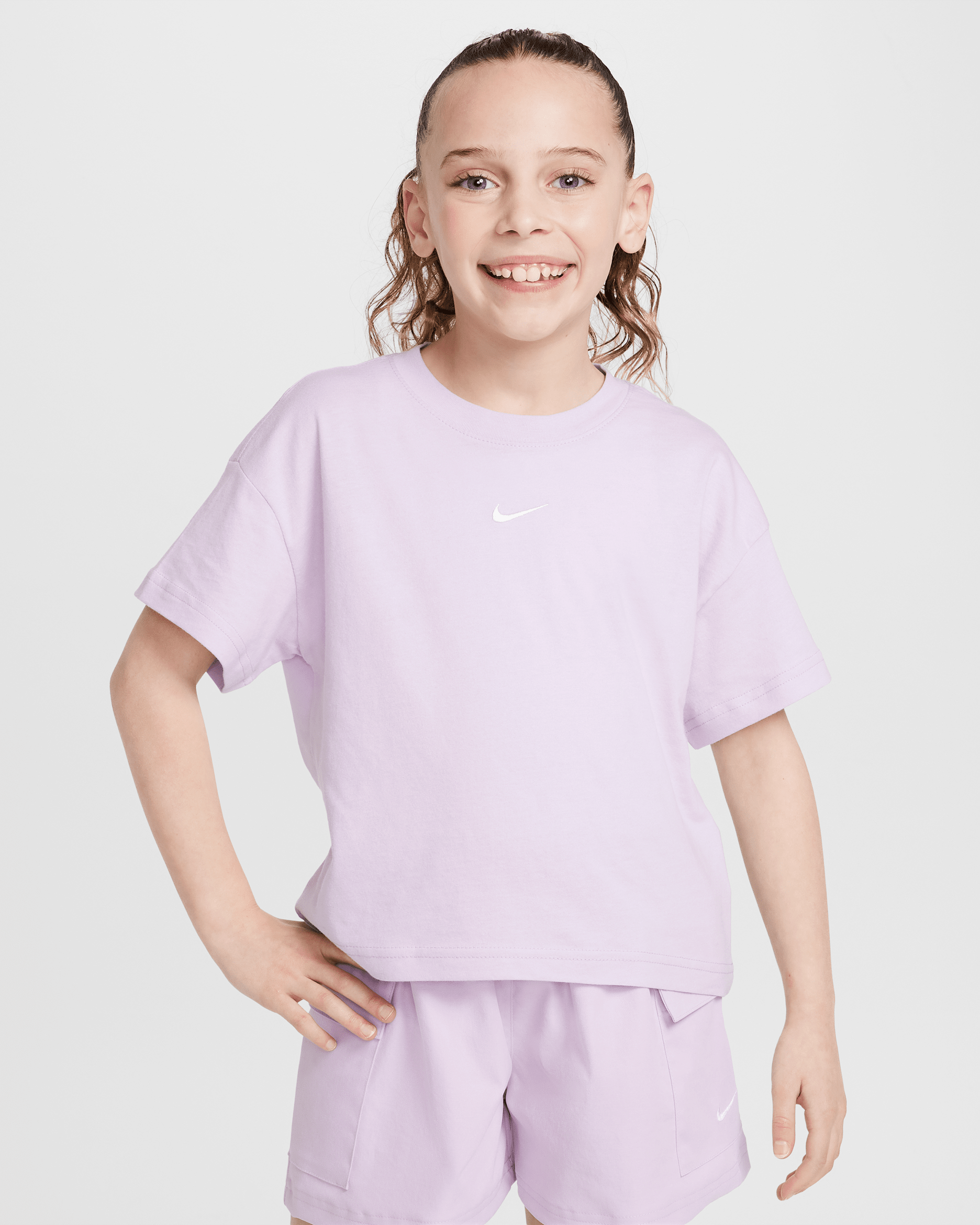 เสื้อยืดเด็กโต Nike Sportswear Essential (หญิง) - Doll