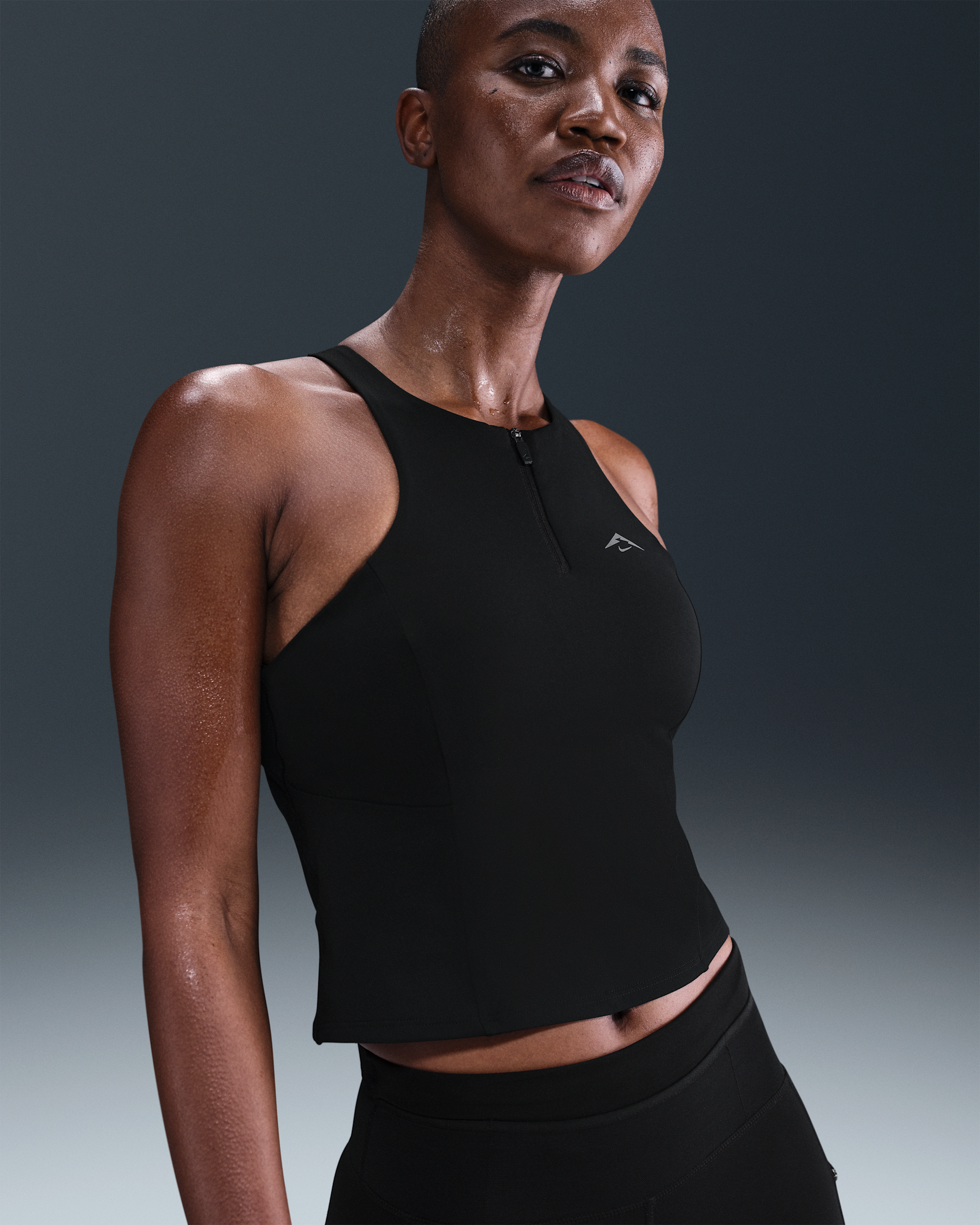 Camiseta de tirantes con bra deportivo de sujeción media con almohadillas para mujer Nike Trail - Negro/Blanco cumbre