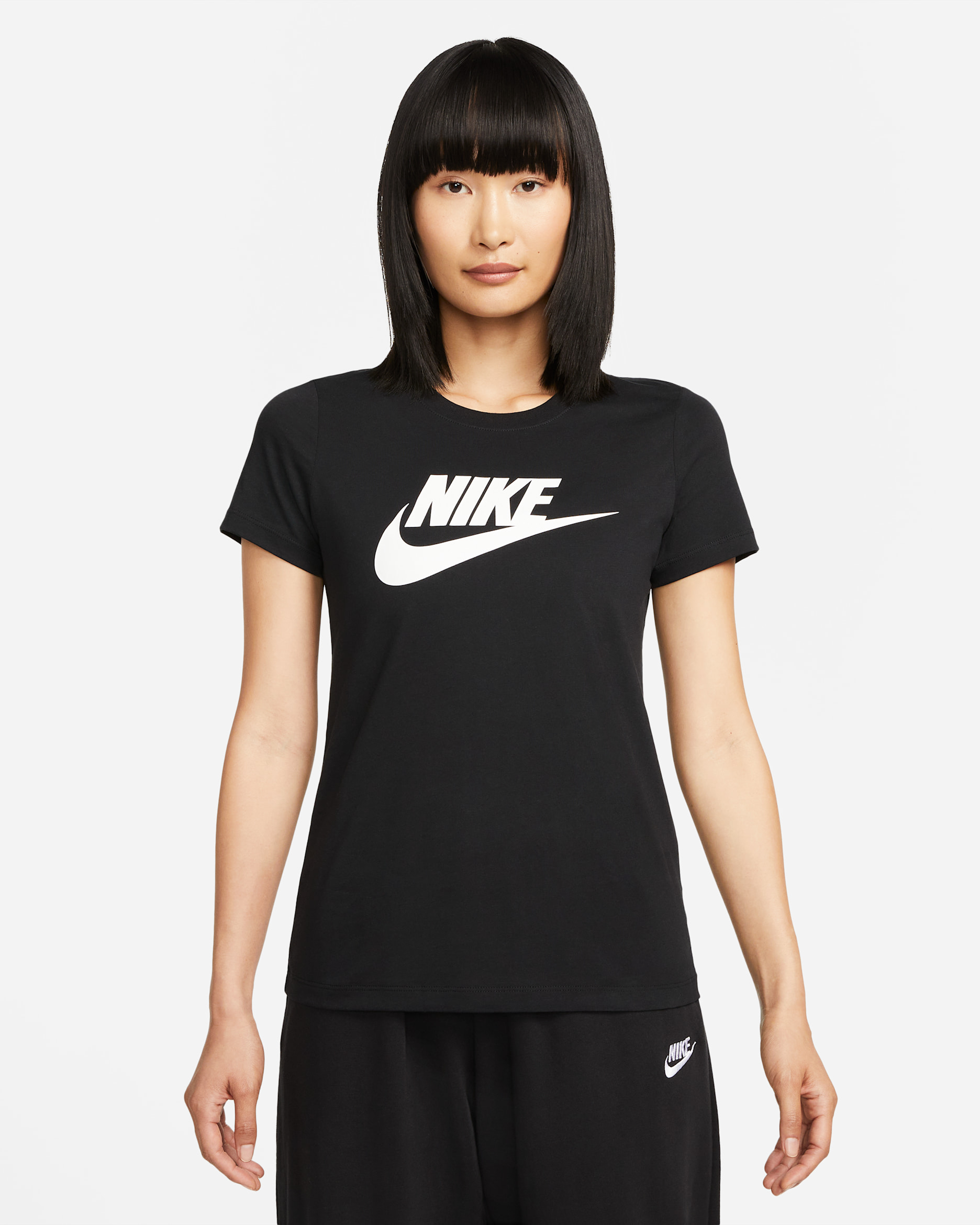 เสื้อยืดผู้หญิงมีโลโก้ Nike Sportswear Essentials - ดำ/ขาว