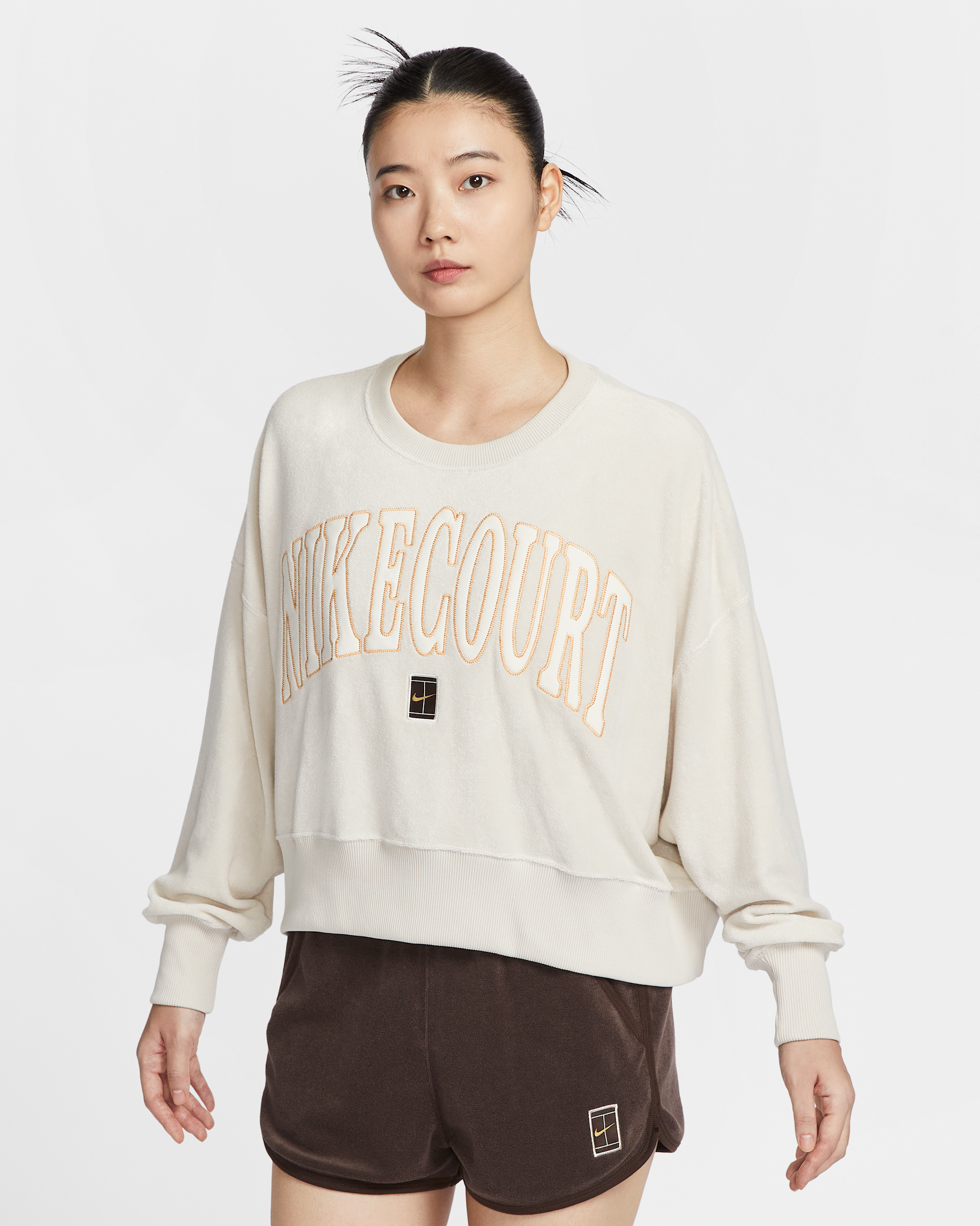NikeCourt Heritage Women's Over-Oversized Crew-Neck Graphic Tennis Sweatshirt - Light Orewood Brown/Light Orewood Brown/Metallic Gold/Pale Ivory