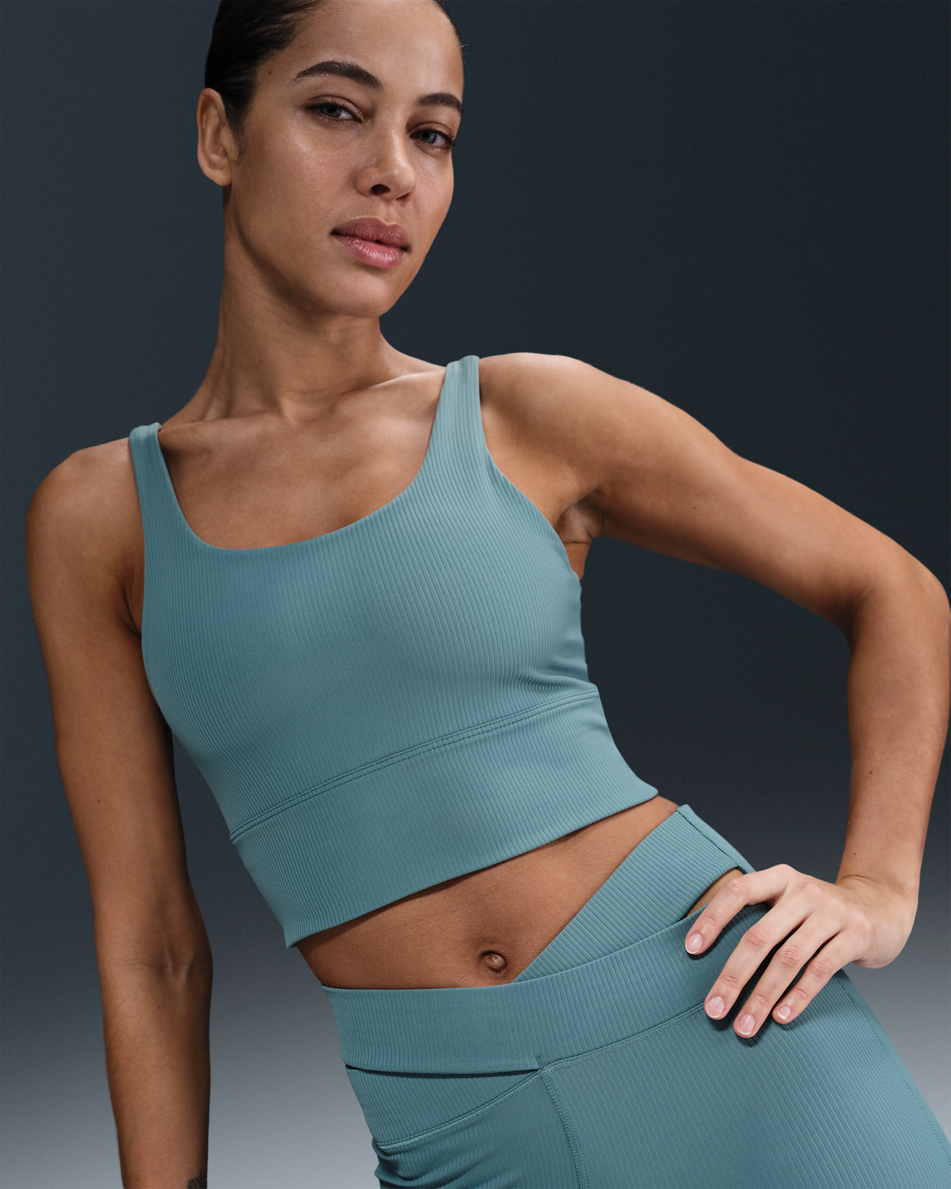 Bra deportivo de baja sujeción de talle largo con almohadillas para mujer Nike Zenvy Rib - Azul humeante/Blanco